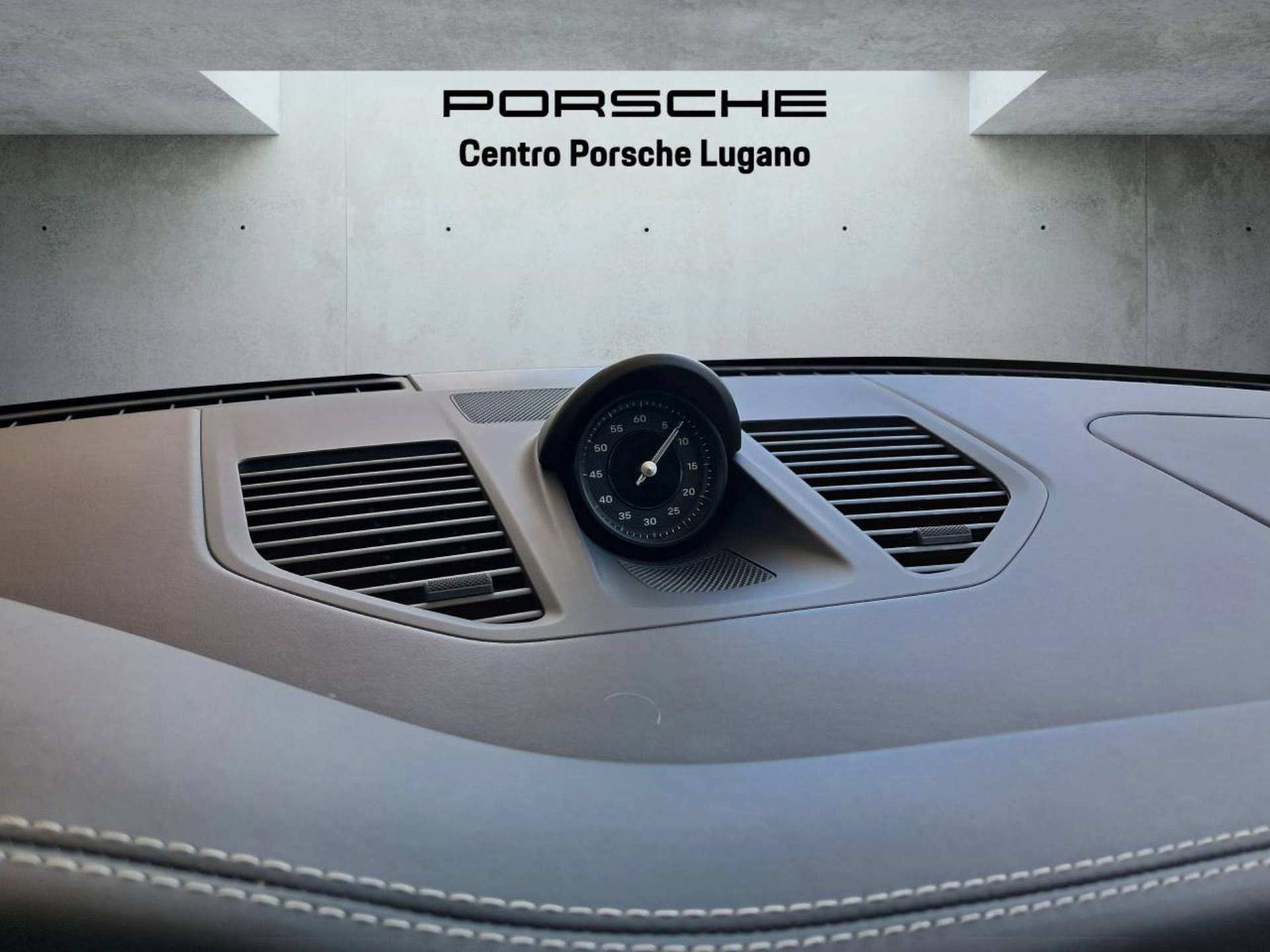 PORSCHE 911 Carrera 4 GTS-image-23