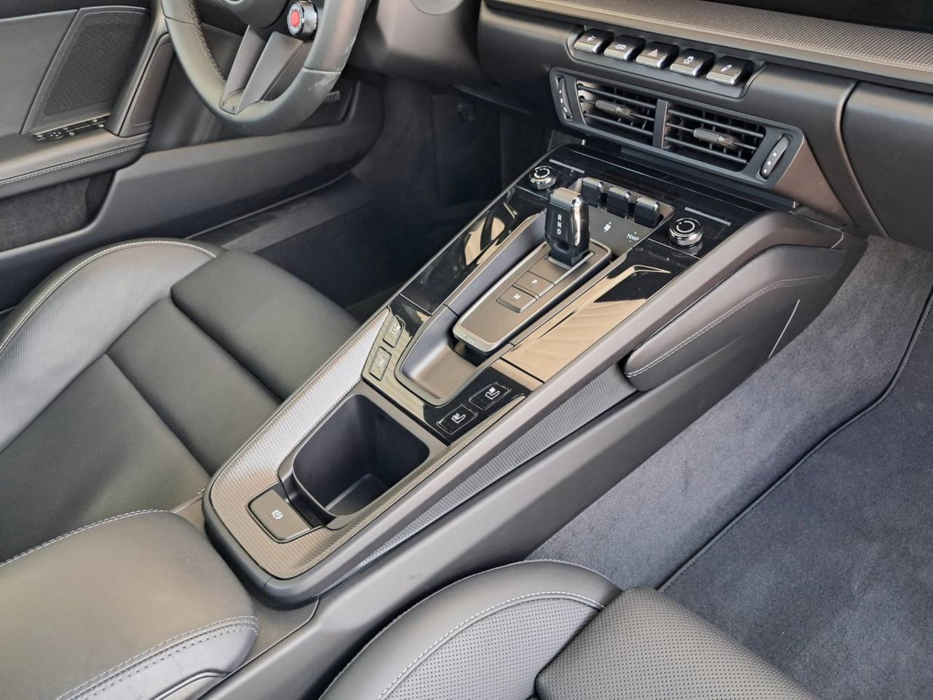 PORSCHE 911 Carrera 4 GTS-image-17