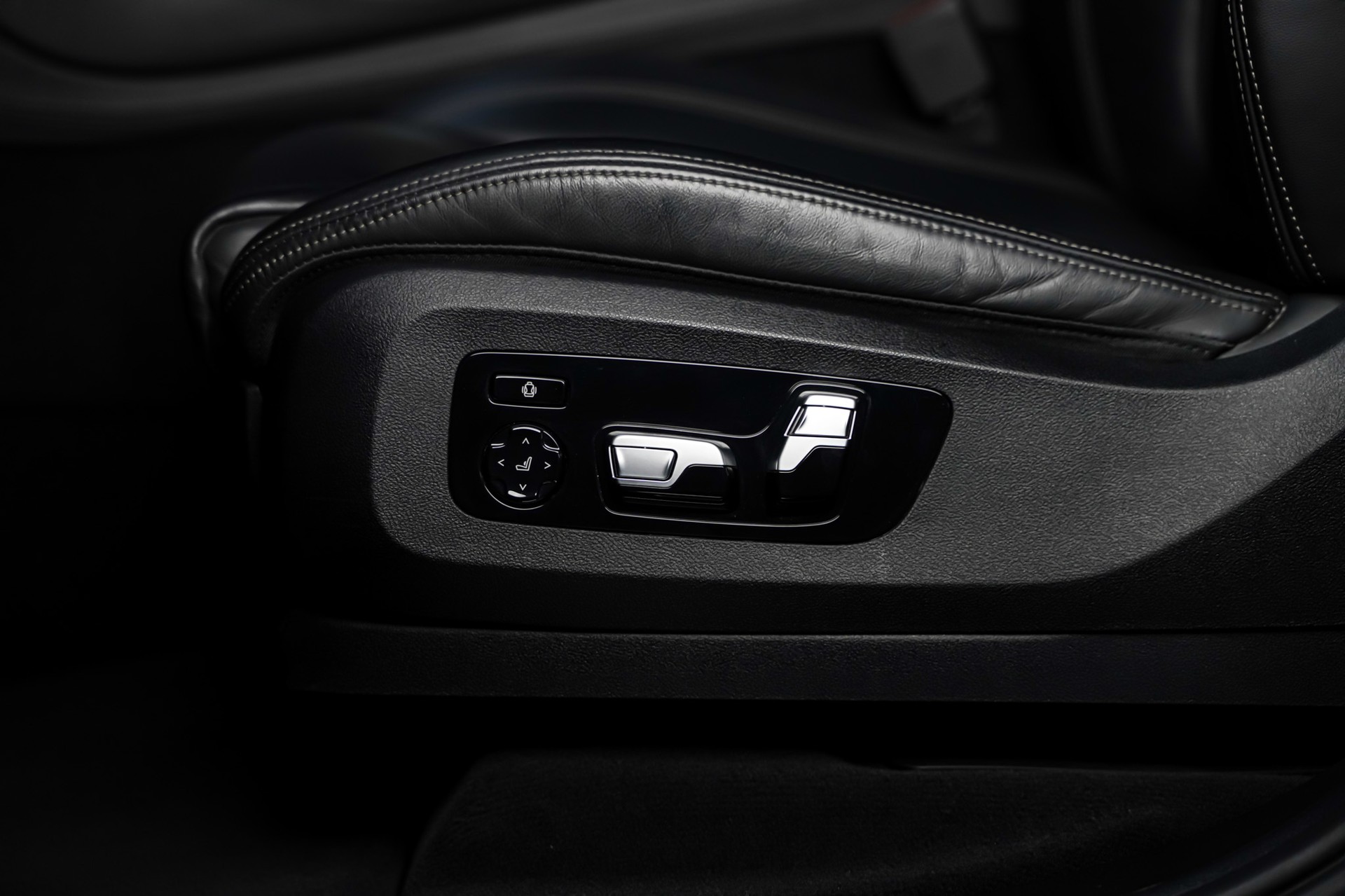 BMW X5 xDrive M50i Steptronic-image-12