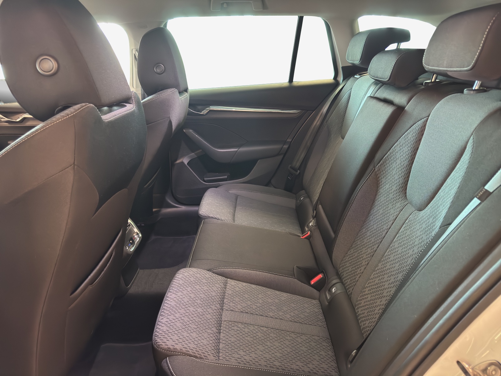 SKODA Octavia Combi 2.0 TSI Style DSG 4x4-image-11