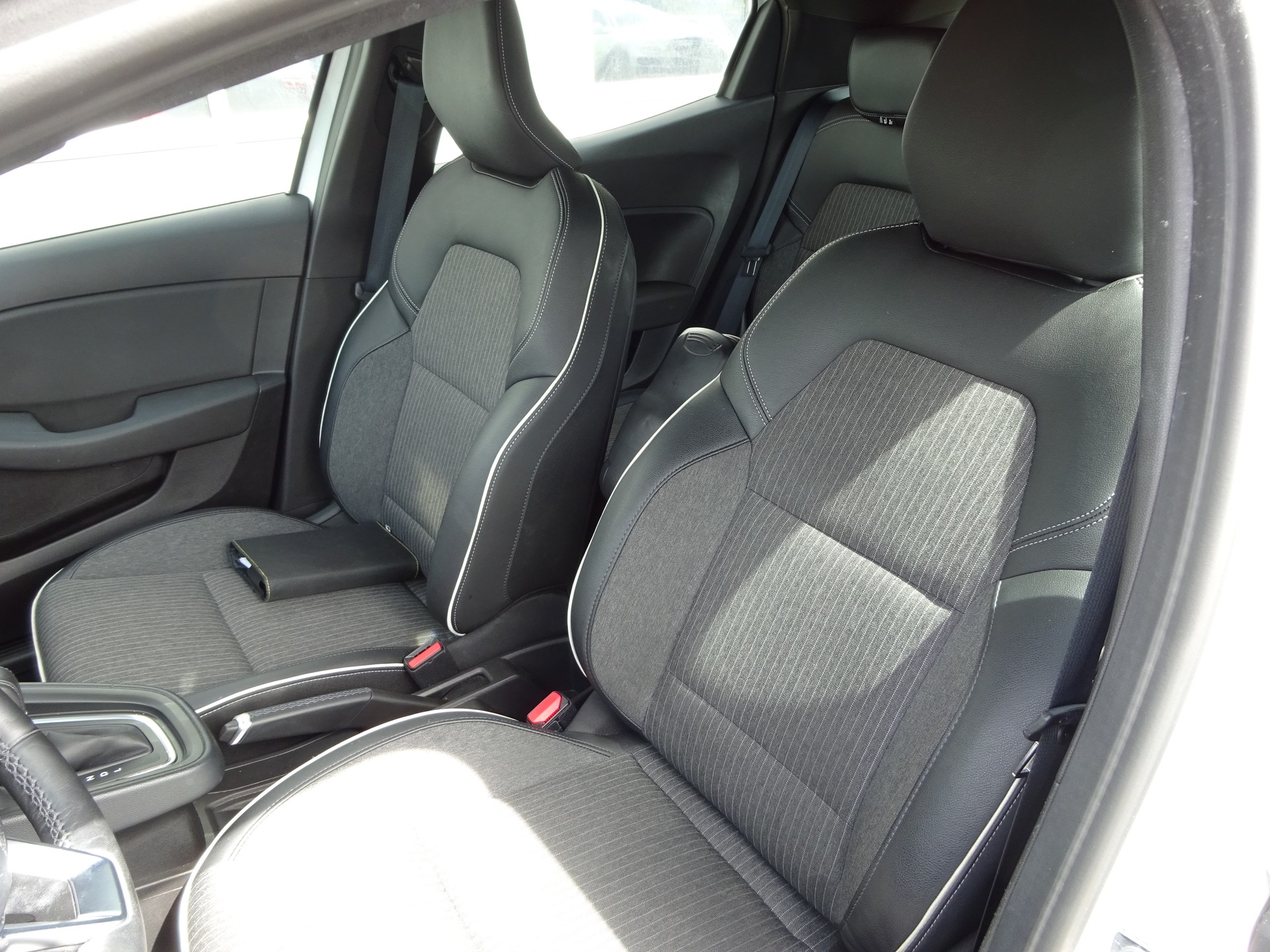 RENAULT Clio 1.0 Intens CVT-image-6