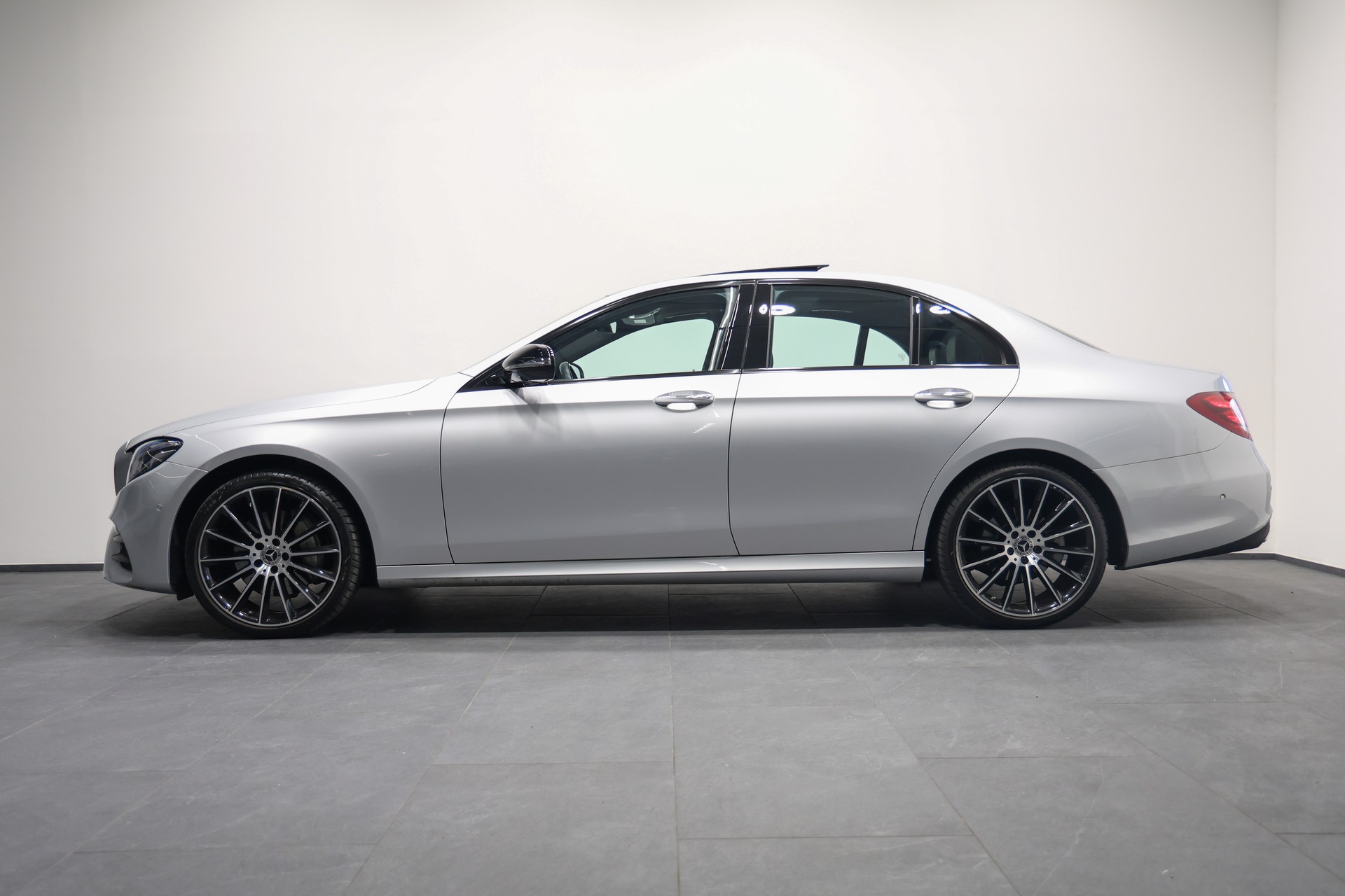 MERCEDES-BENZ E 220 d AMG Line 4Matic 9G-Tronic *Facelift*Vollausstattung*-image-4