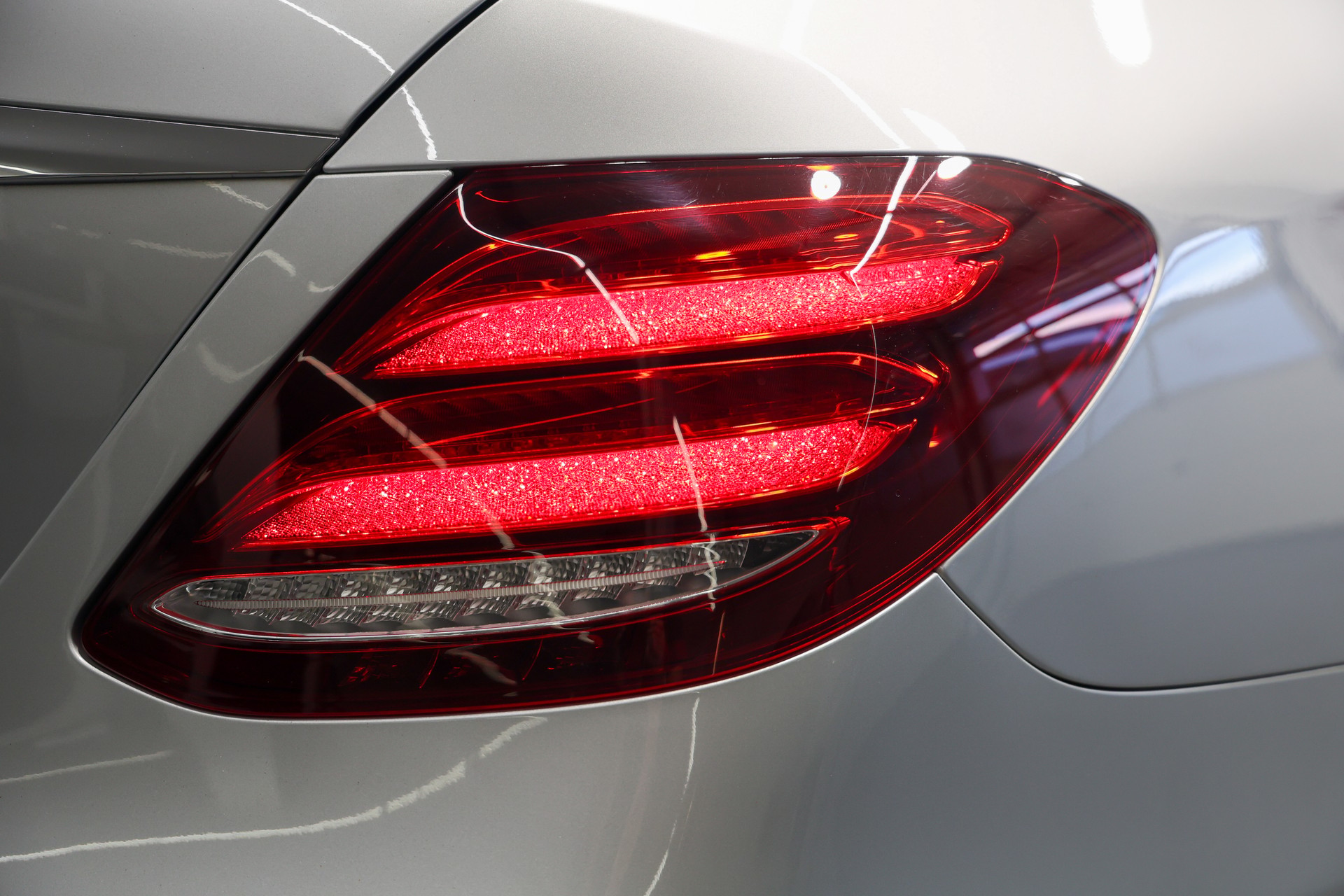 MERCEDES-BENZ E 220 d AMG Line 4Matic 9G-Tronic *Facelift*Vollausstattung*-image-11