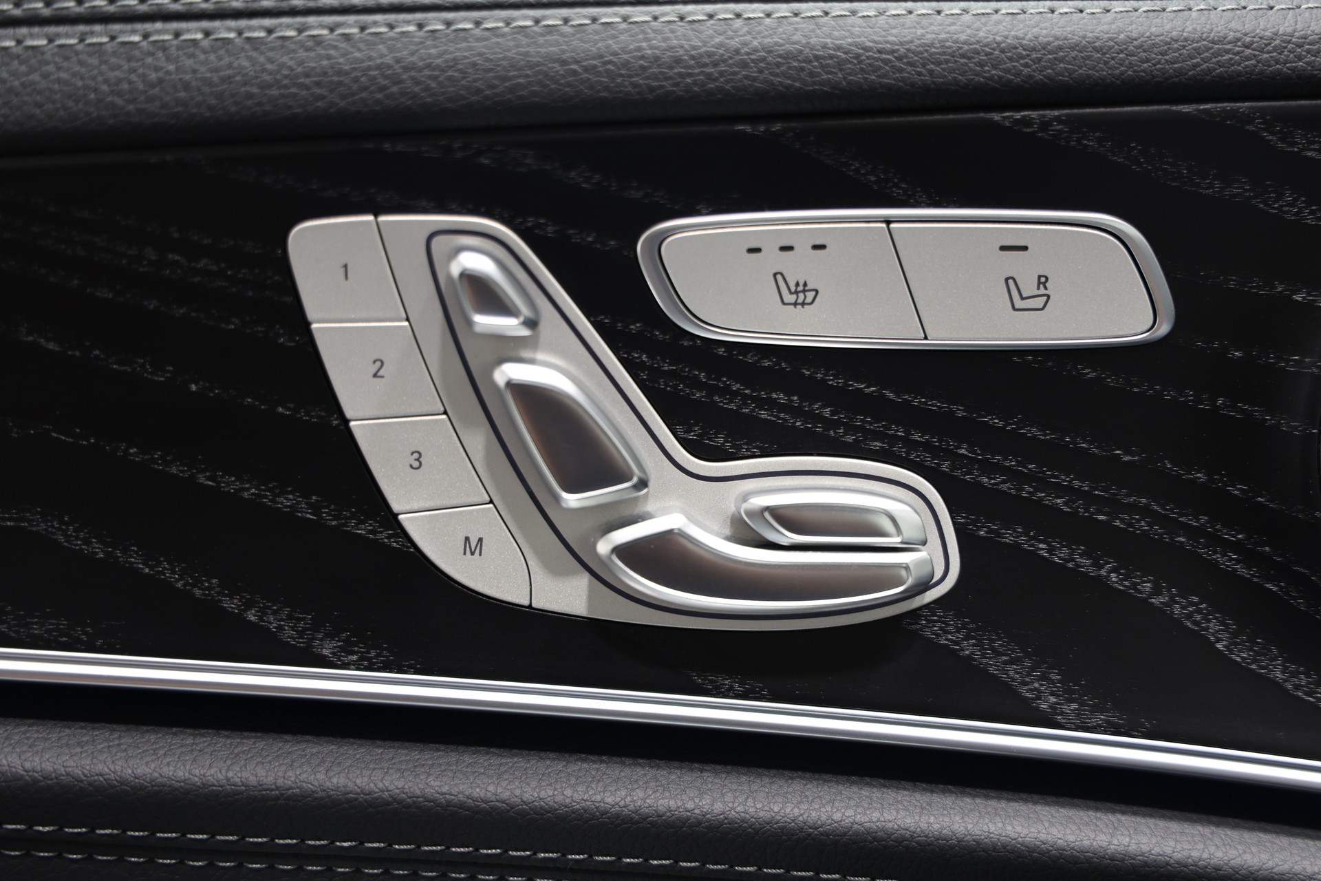 MERCEDES-BENZ E 220 d AMG Line 4Matic 9G-Tronic *Facelift*Vollausstattung*-image-18