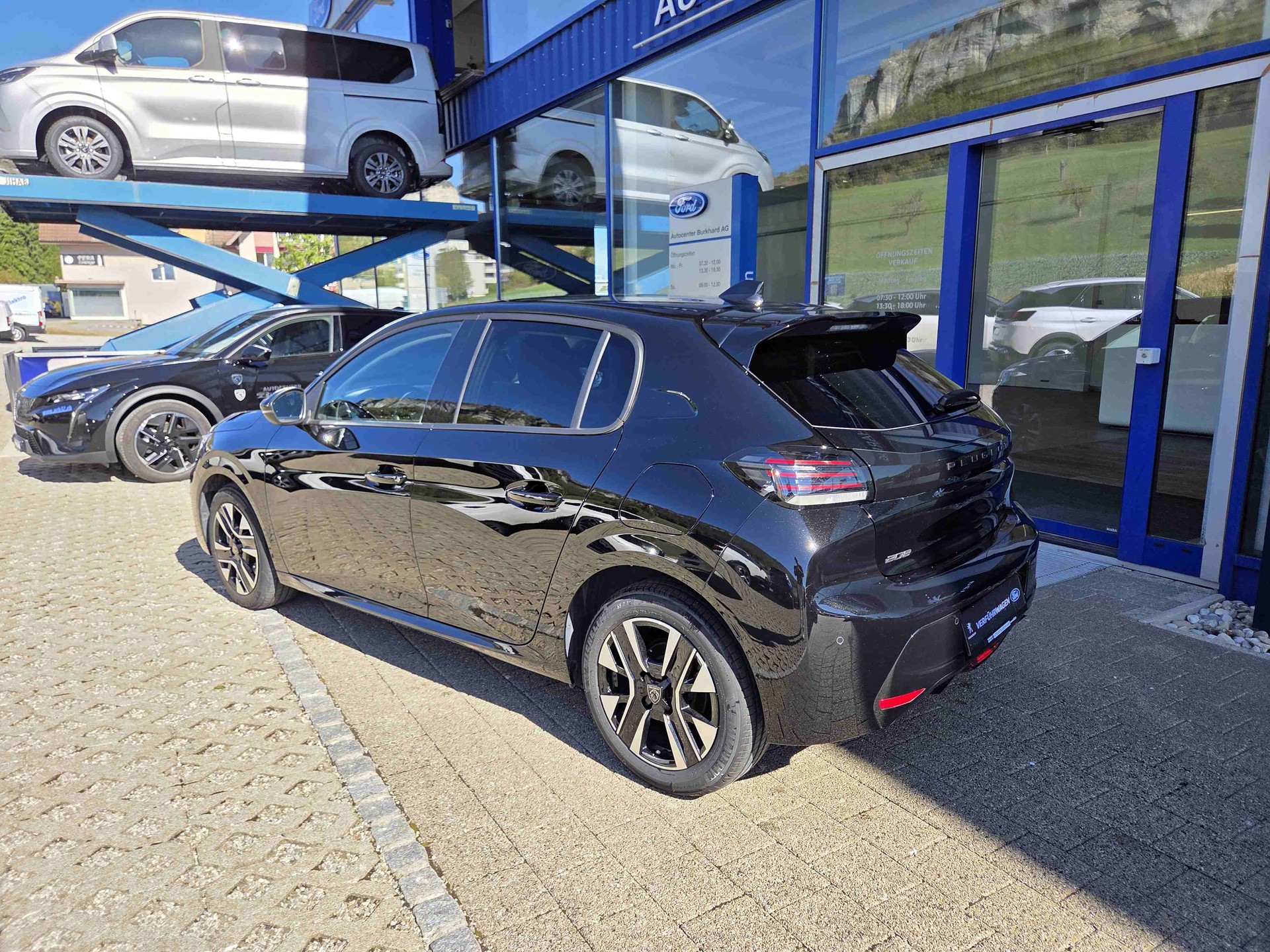 PEUGEOT 208 1.2 Hybrid Allure Premium-showroom-element-2