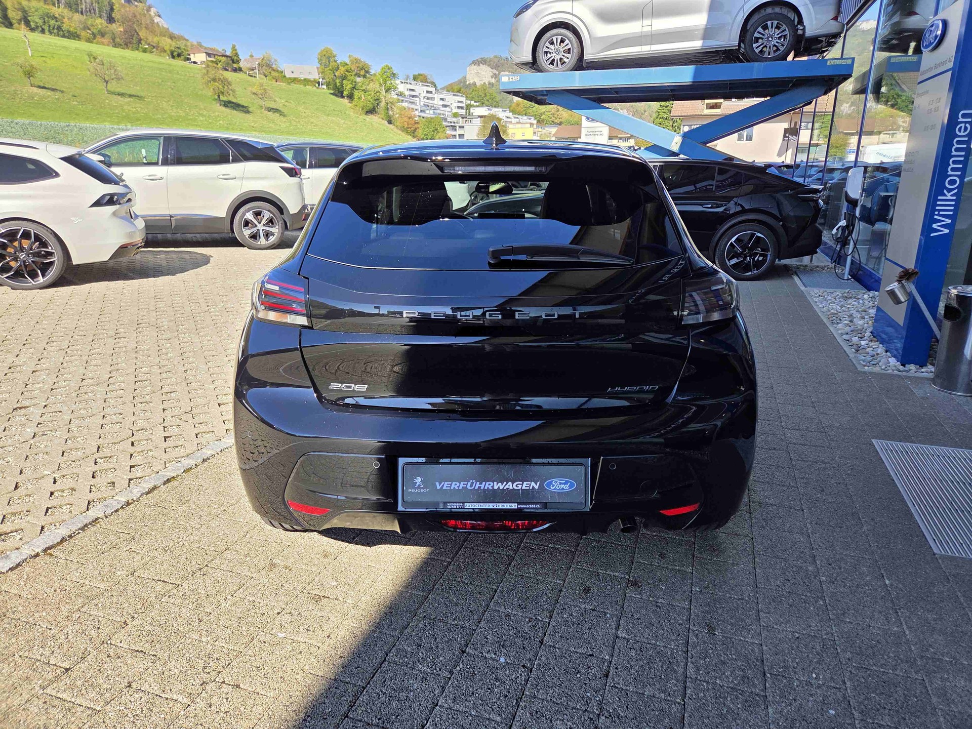 PEUGEOT 208 1.2 Hybrid Allure Premium-showroom-element-3