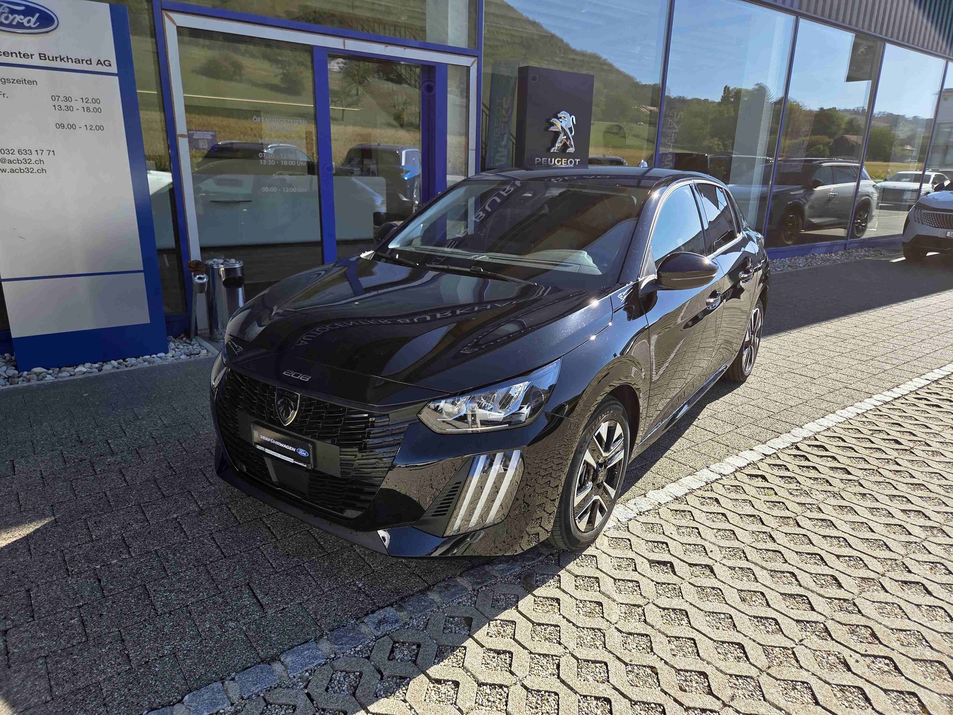 PEUGEOT 208 1.2 Hybrid Allure Premium-showroom-element-1