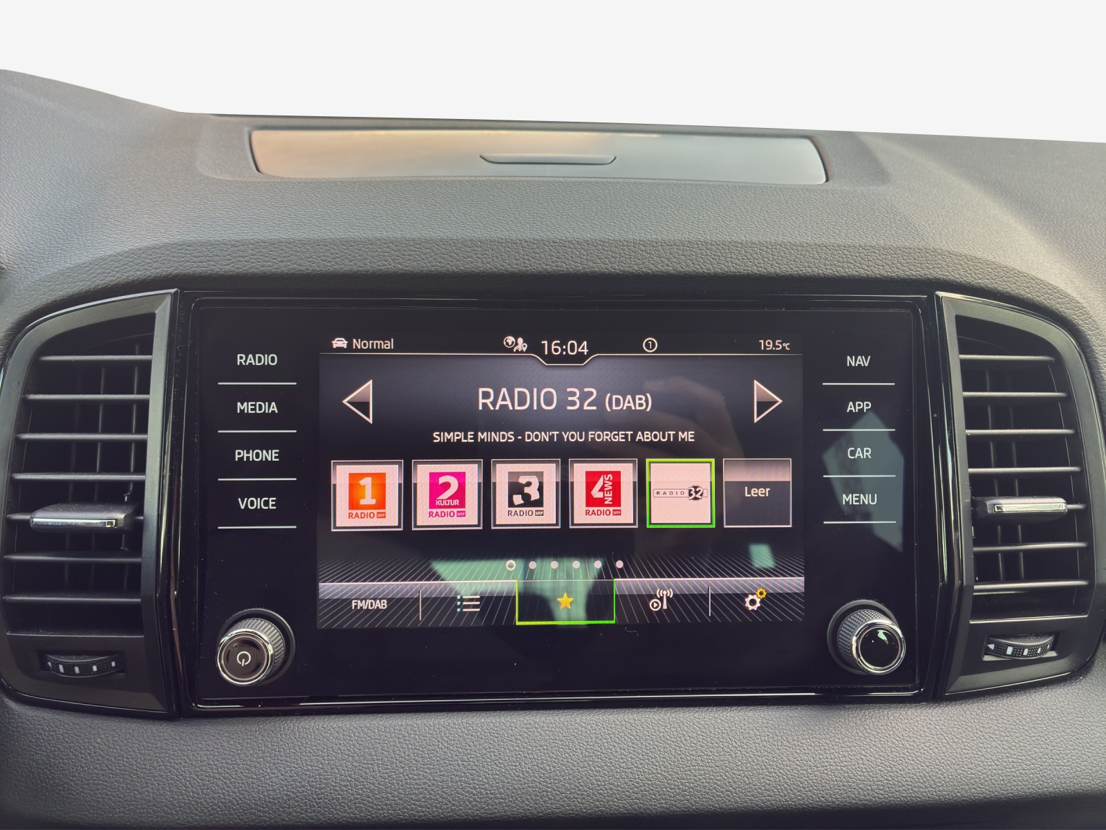 SKODA Karoq 2.0 TSI SportLine 4x4 DSG-image-14