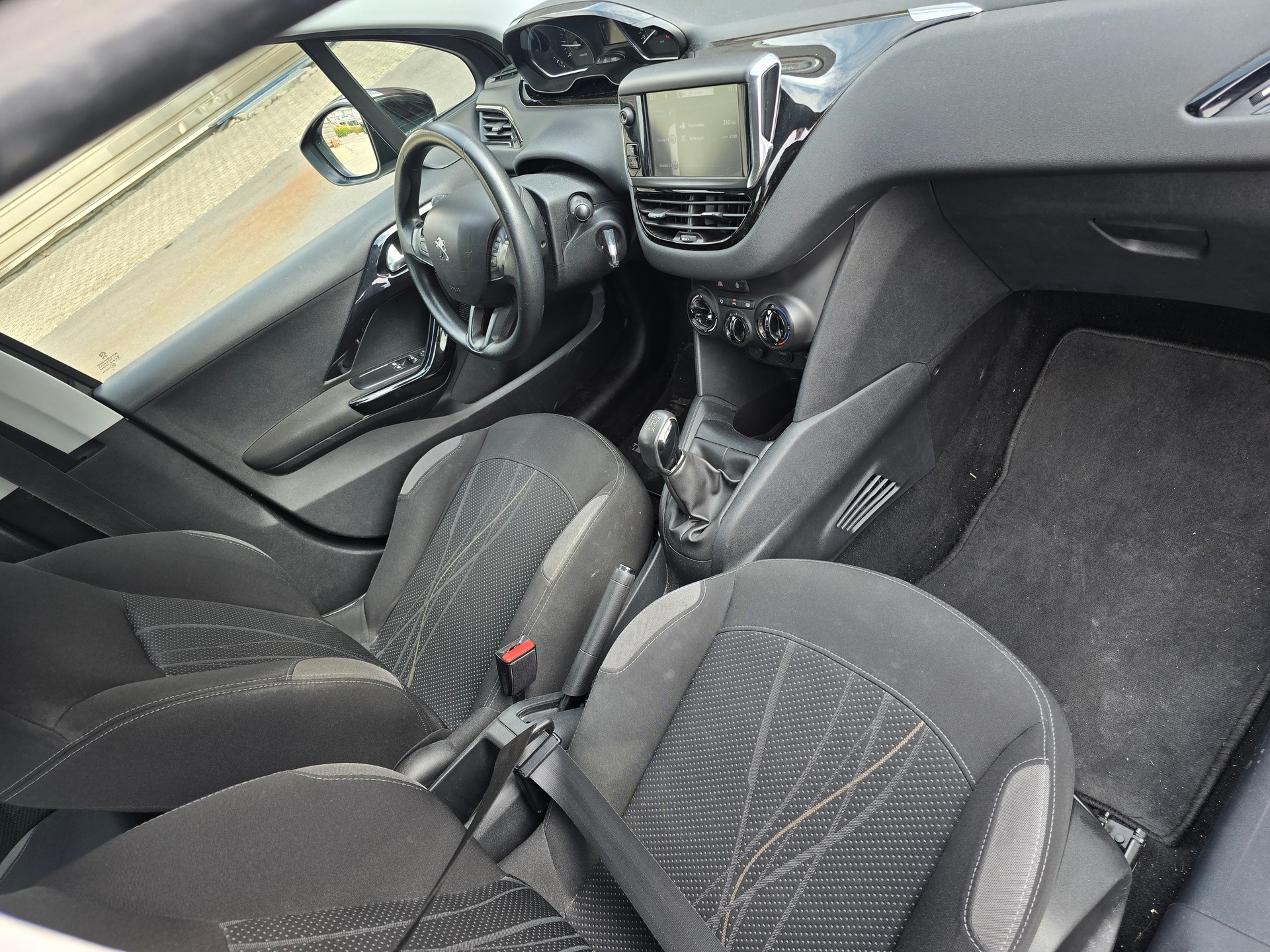 PEUGEOT 208 1.2 VTI Active-image-13