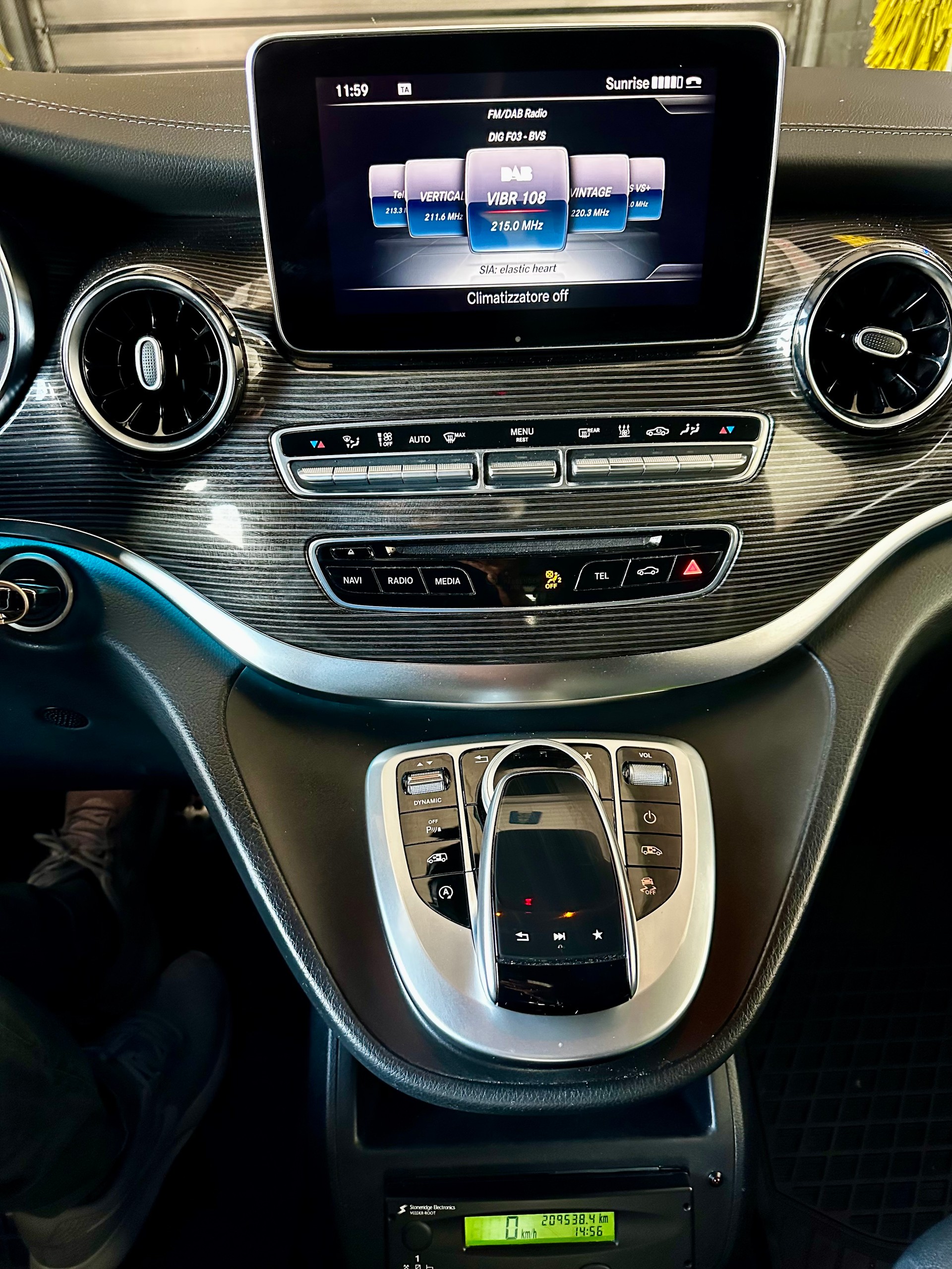 MERCEDES-BENZ V 300 d Swiss Ed. extralang 4M-image-4