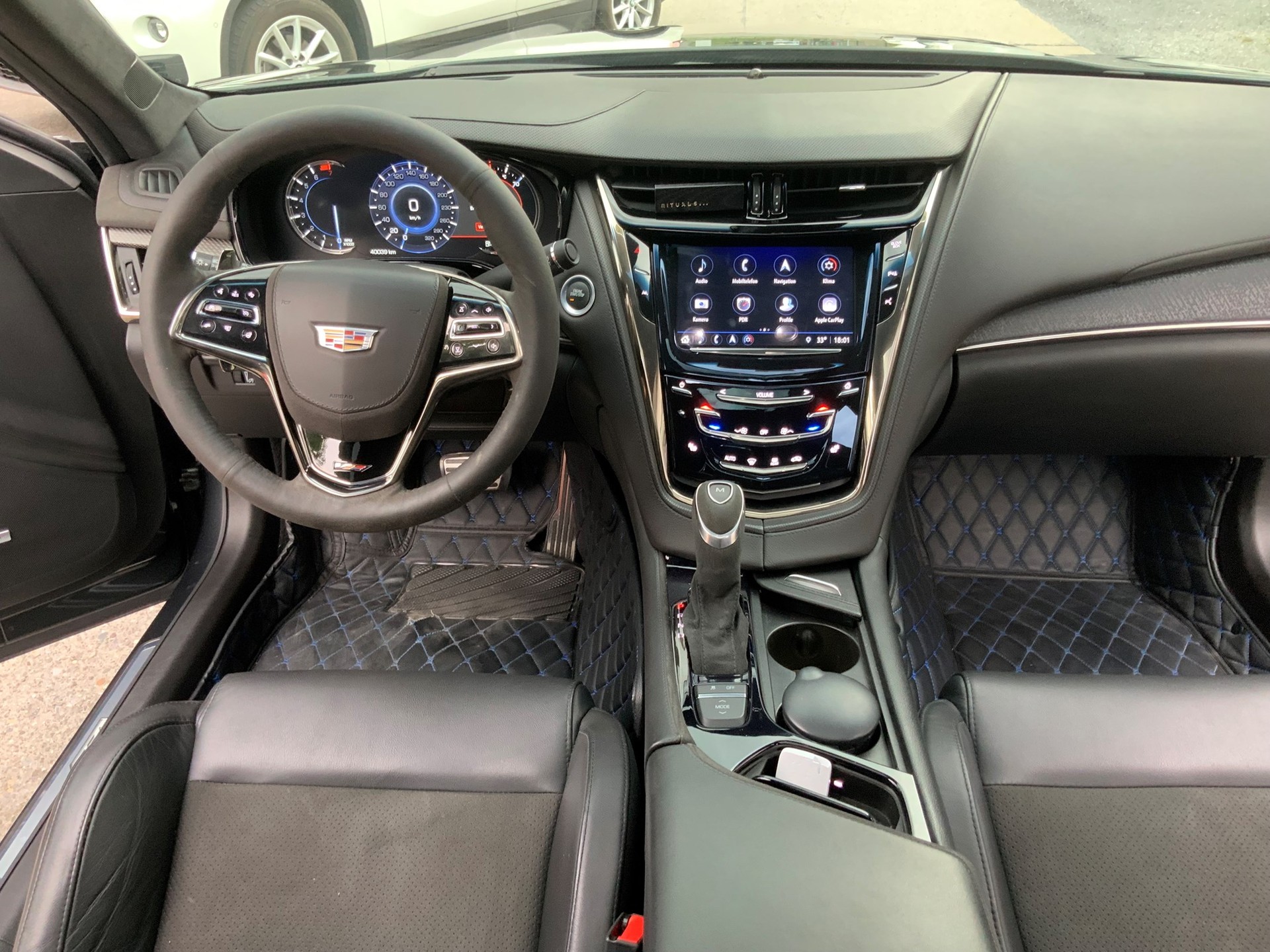 CADILLAC CTS-V Sedan 6.2 Supercharged Automatic-image-18