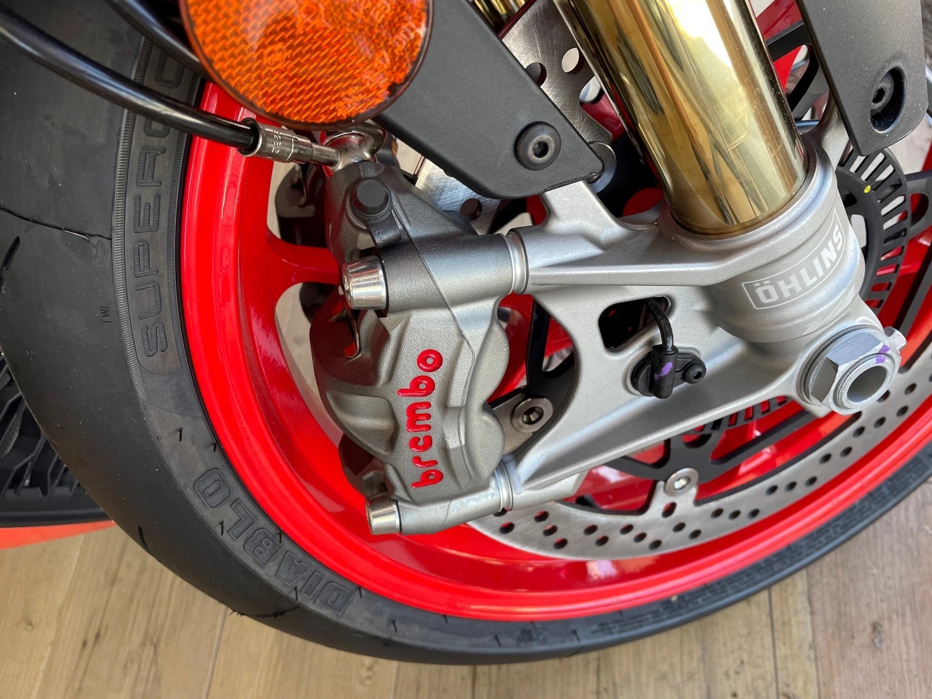 APRILIA Tuono V4 1100 Factory-showroom-element-2