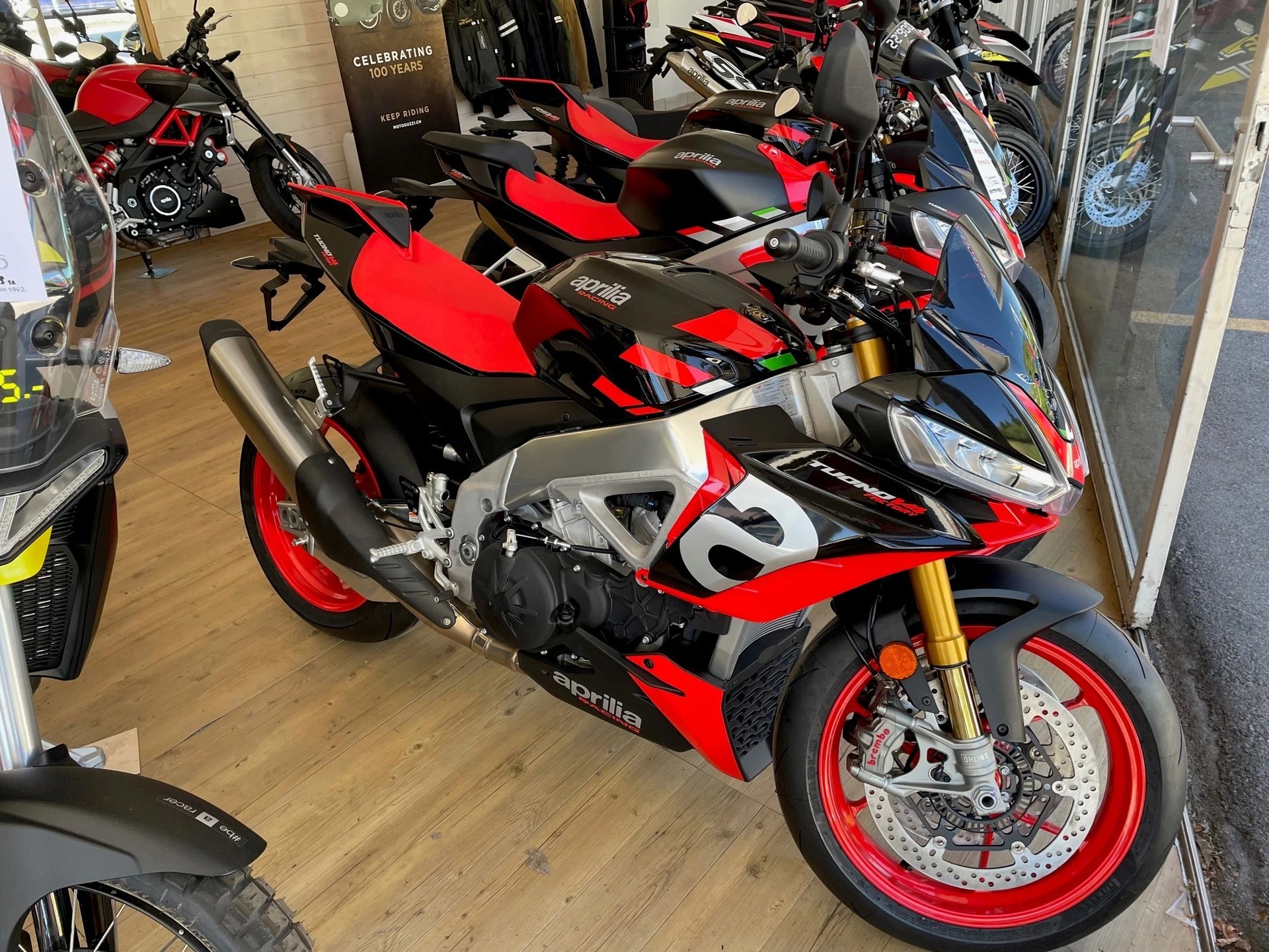 APRILIA Tuono V4 1100 Factory-showroom-element-1