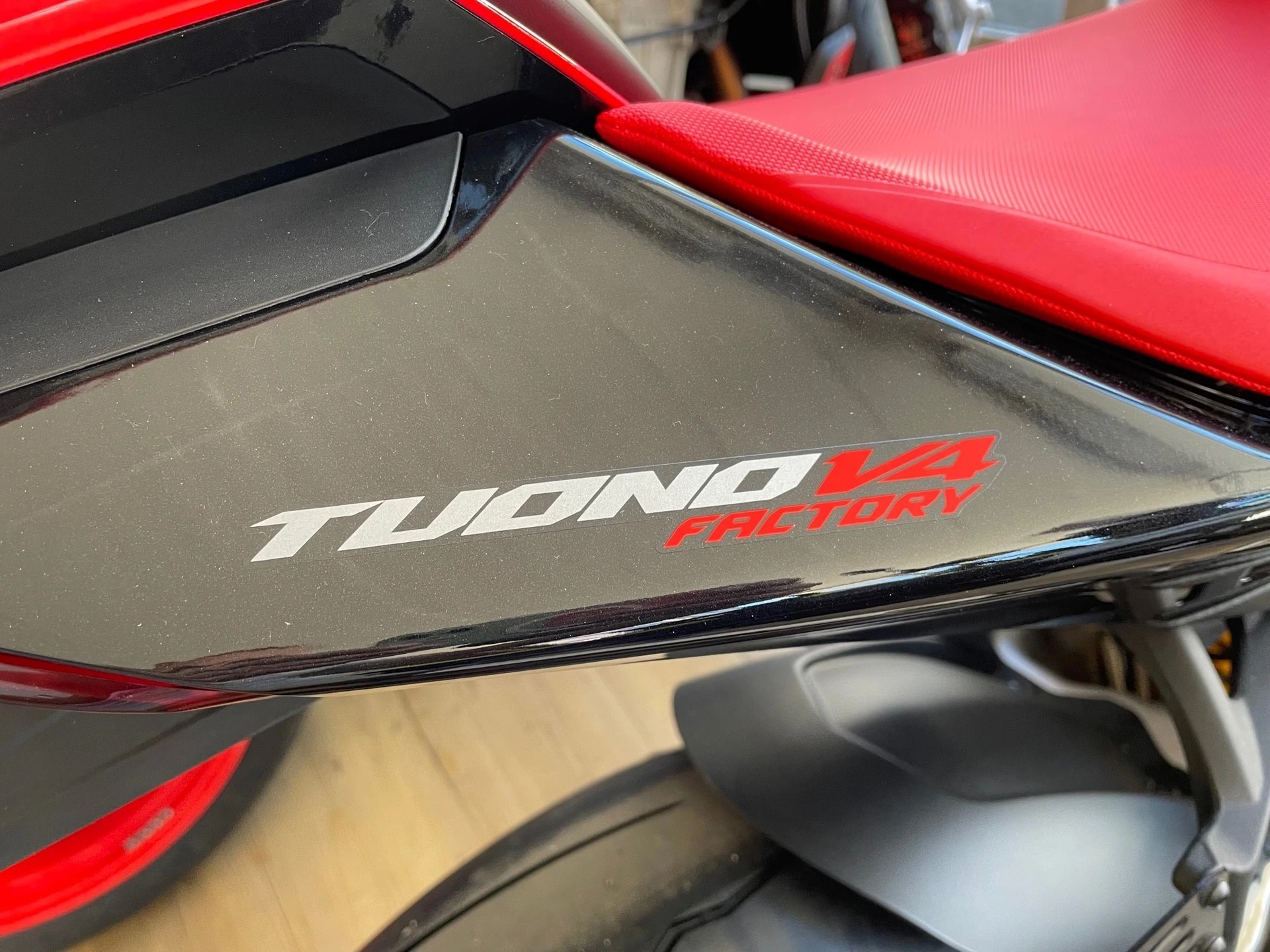 APRILIA Tuono V4 1100 Factory-showroom-element-3