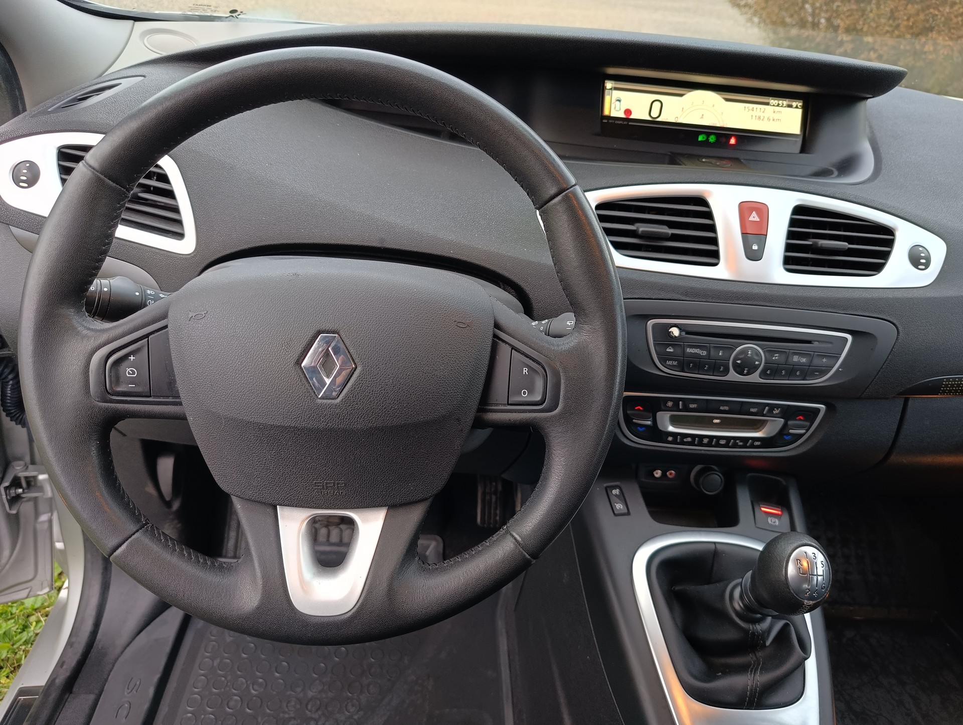 RENAULT Grand Scénic 1.9 dCi Expression-image-12