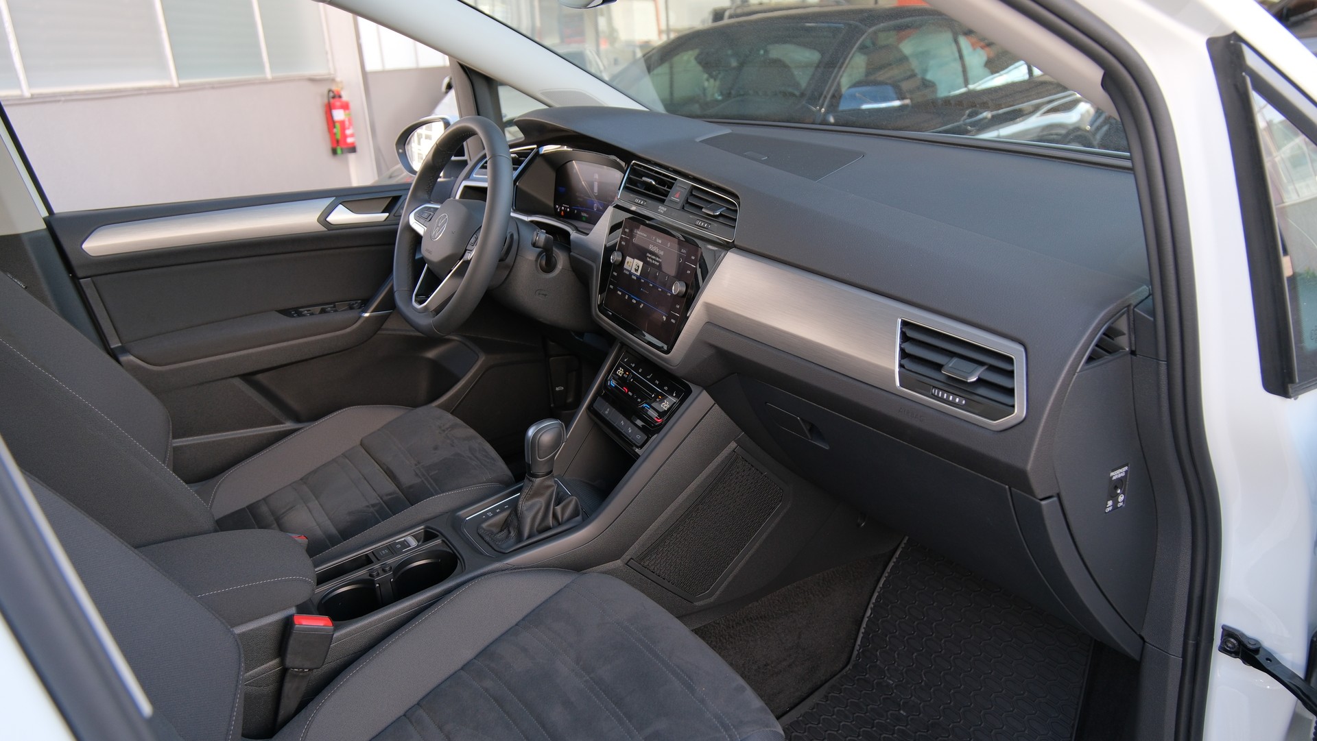 VW Touran 1.5 TSI EVO Comfort United R Line DSG-image-14