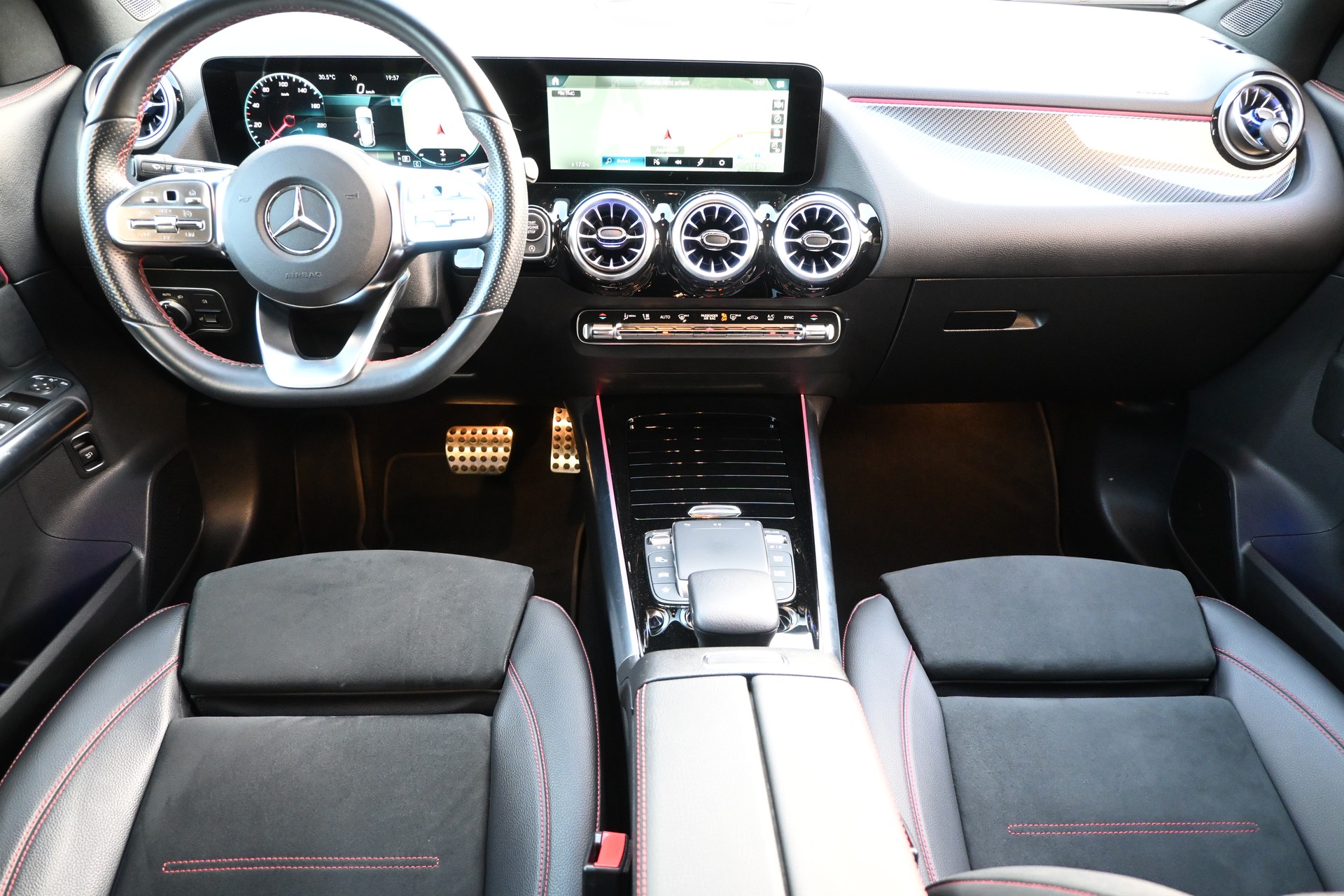 MERCEDES-BENZ GLA 220d 4Matic AMG Line 8G-DCT-image-14