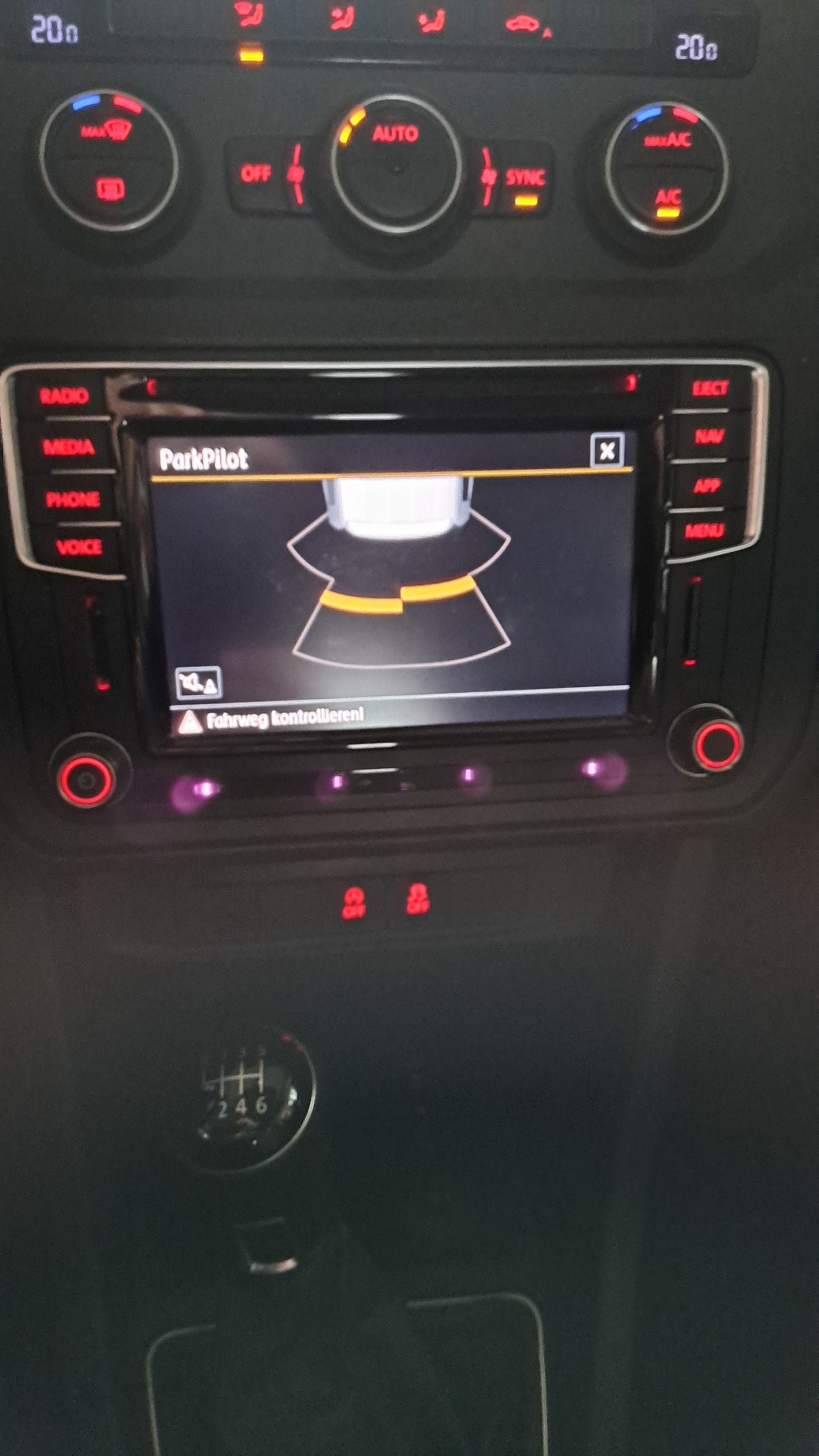 VW Caddy 2.0TDI 4Motion BlueMotion Technology-image-13