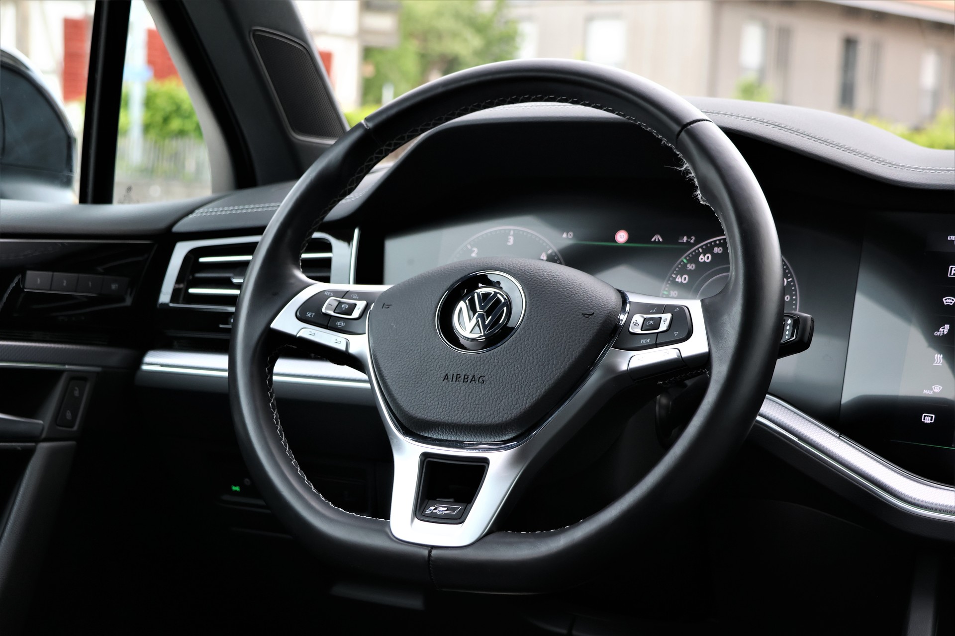 VW Touareg 3.0 TDI R Line Tiptronic (CH) + 3.5T AHK-image-16