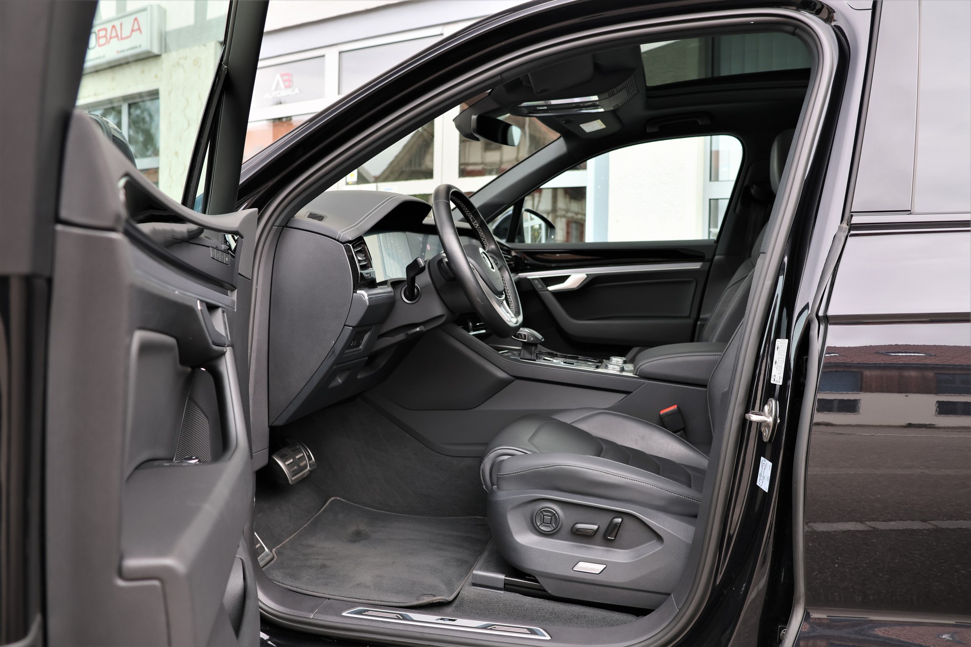 VW Touareg 3.0 TDI R Line Tiptronic (CH) + 3.5T AHK-image-10
