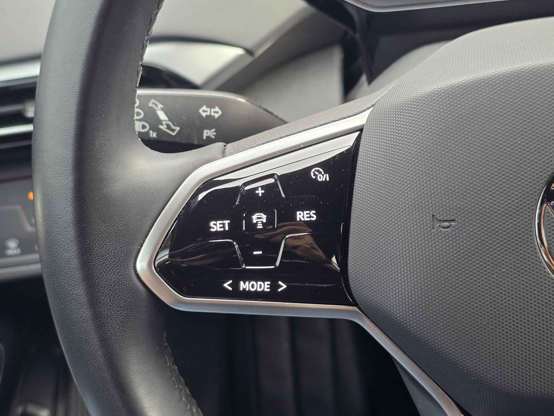 VW ID.4 Pro - ** MASSAGE SITZE -HEAD UP DISPLAY - ASSISTENZ PAKET -KOMFORT PAKET - 360° KAMERA -GARANTIE BIS 05.2031**-image-19