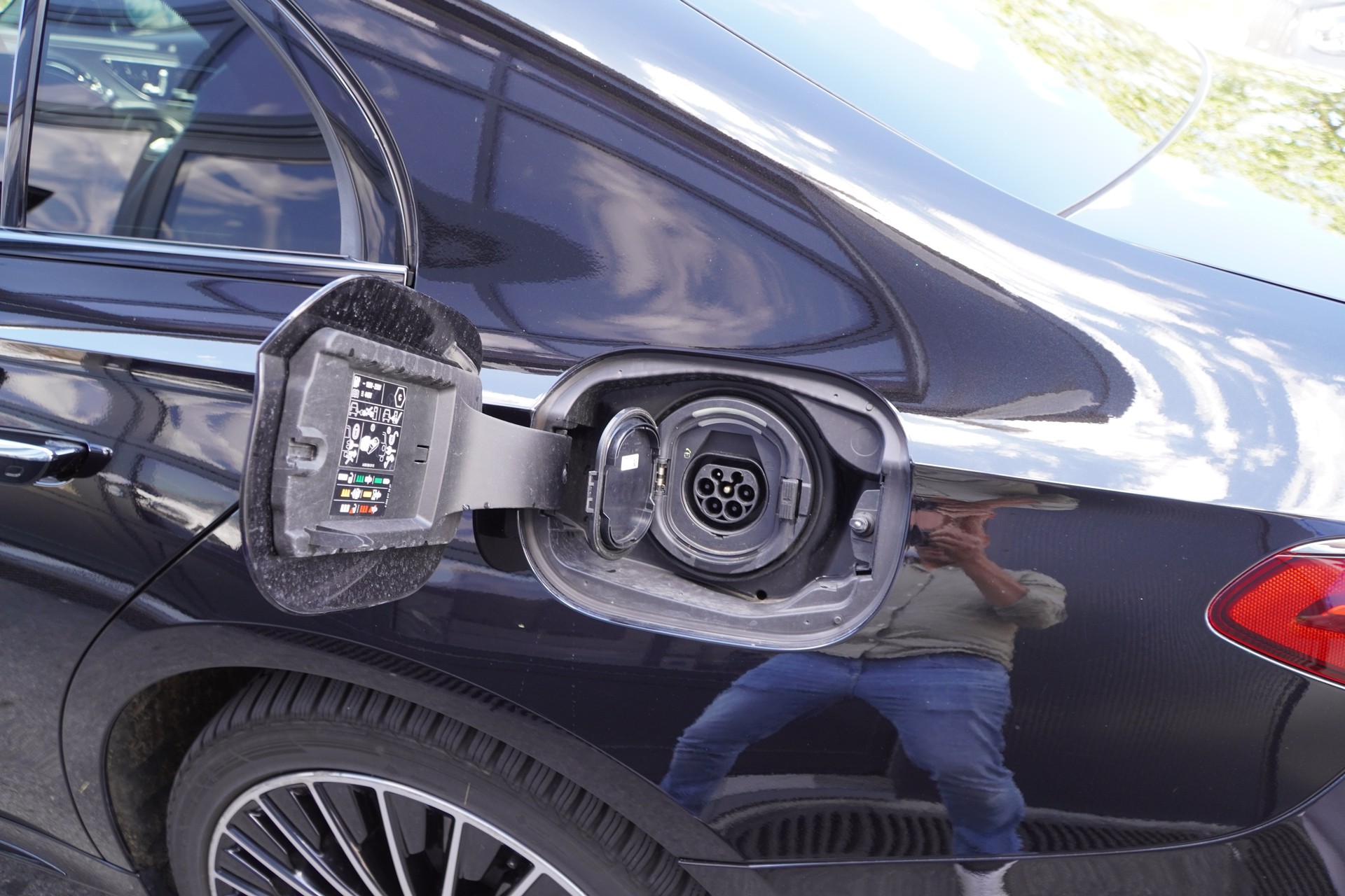MERCEDES-BENZ E 400 e 4Matic 9G-Tronic-image-31