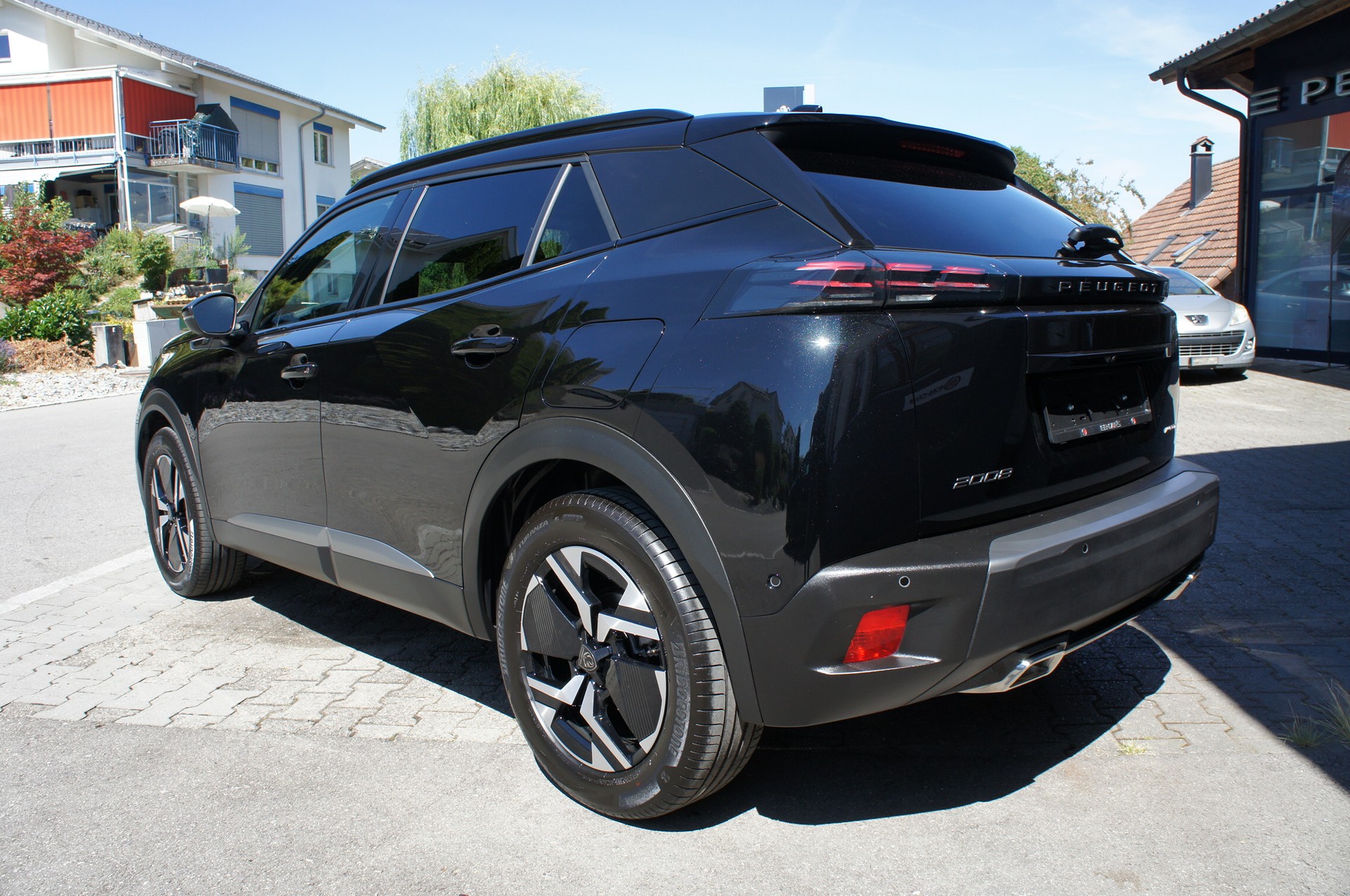PEUGEOT 2008 1.2 Hybrid 145 MHEV GT-showroom-element-2