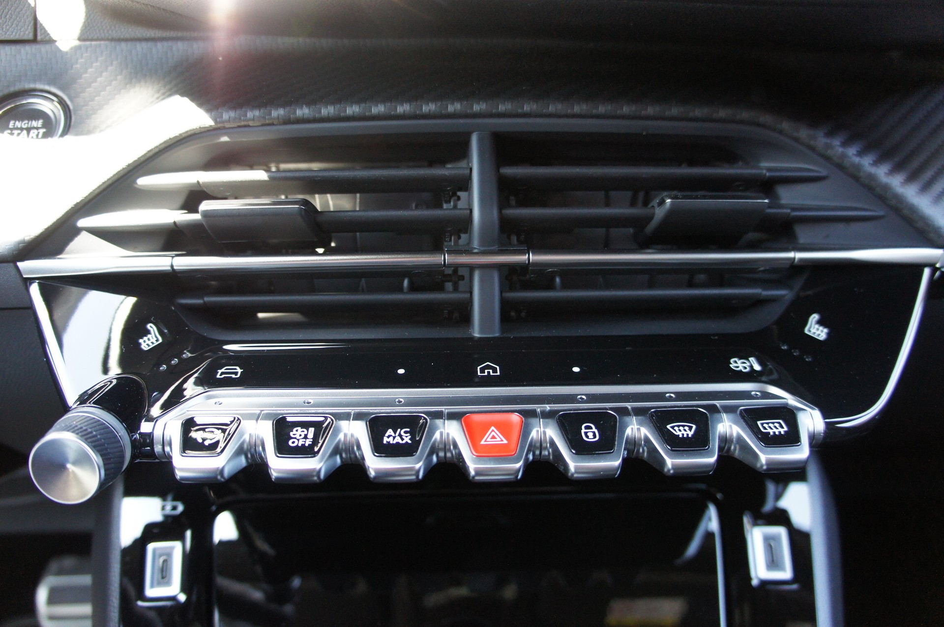 PEUGEOT 2008 1.2 Hybrid 145 MHEV GT-image-17