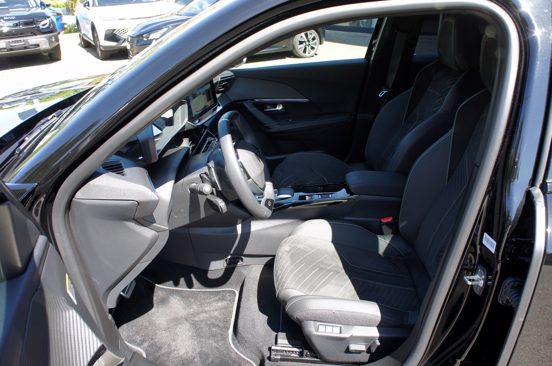 PEUGEOT 2008 1.2 Hybrid 145 MHEV GT-image-11