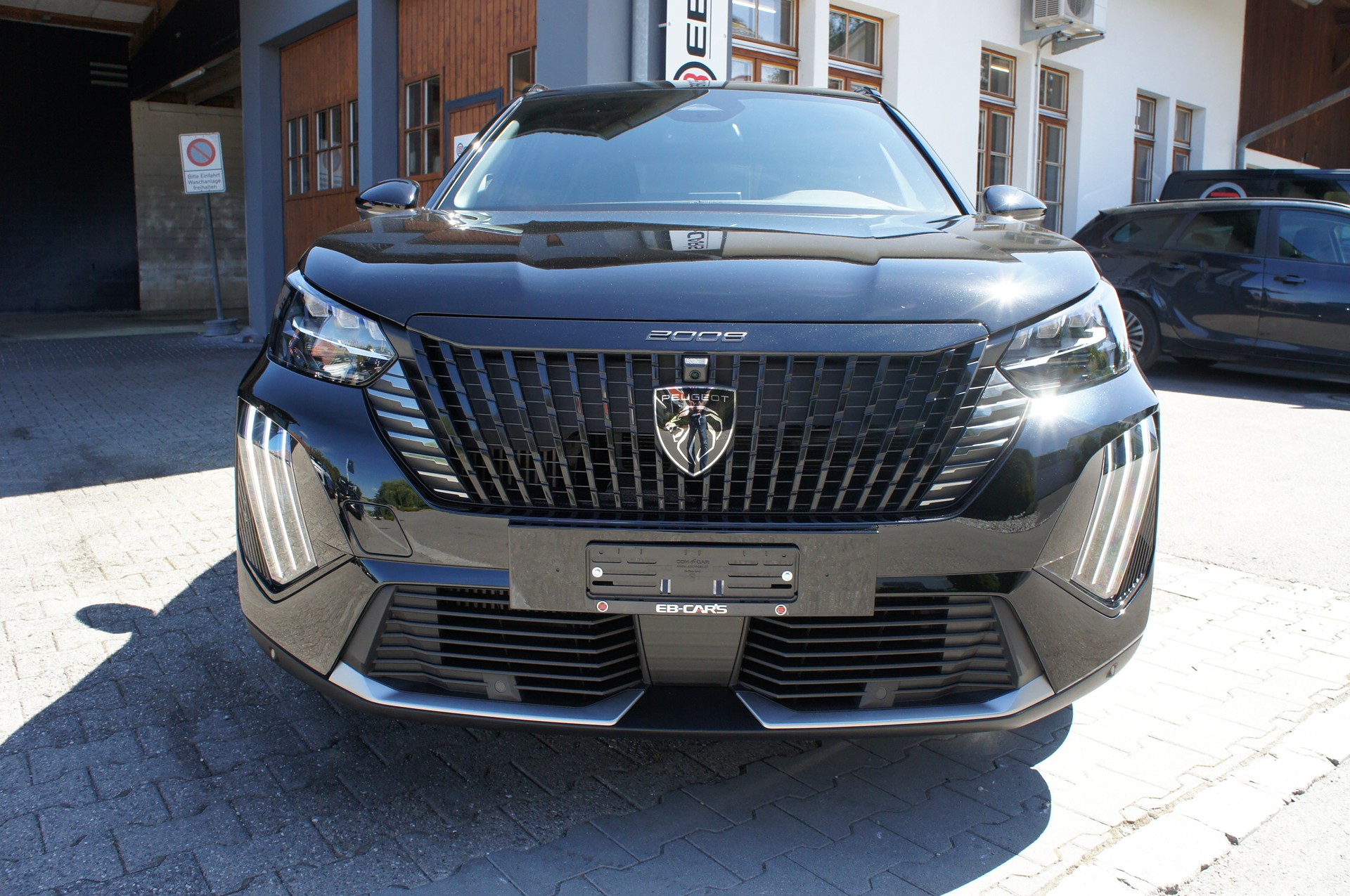 PEUGEOT 2008 1.2 Hybrid 145 MHEV GT-image-6