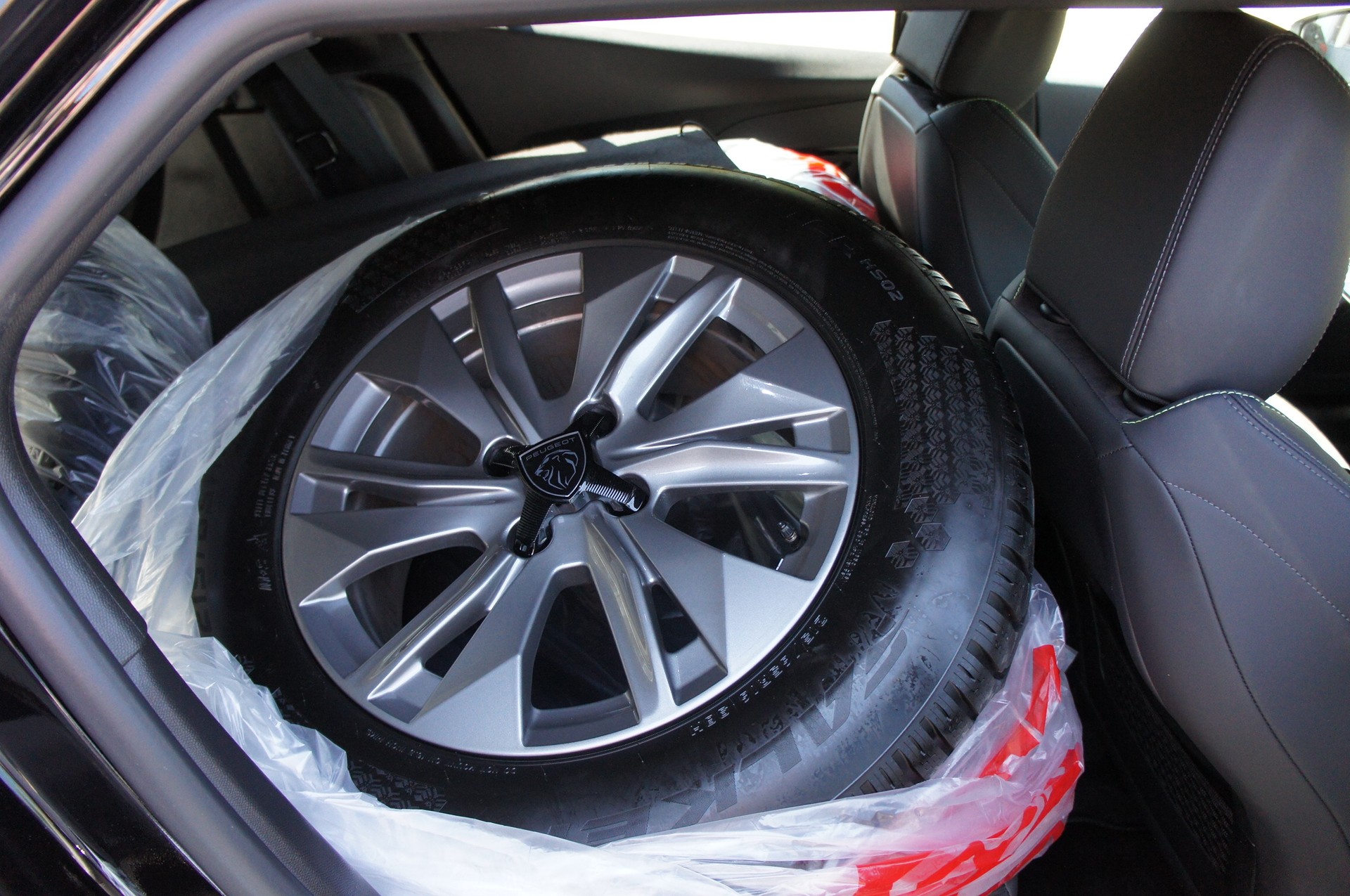 PEUGEOT 2008 1.2 Hybrid 145 MHEV GT-image-9