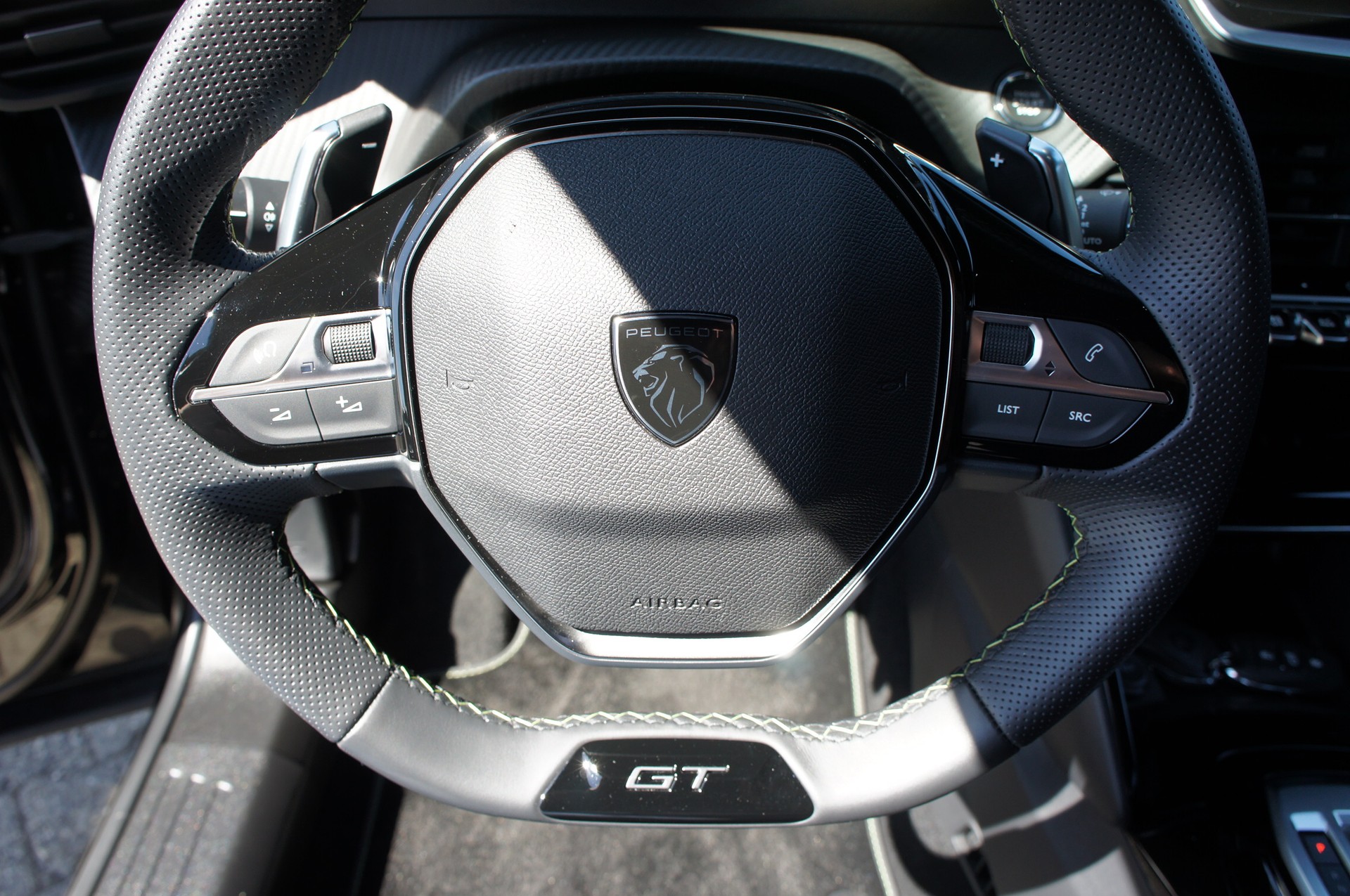 PEUGEOT 2008 1.2 Hybrid 145 MHEV GT-image-23