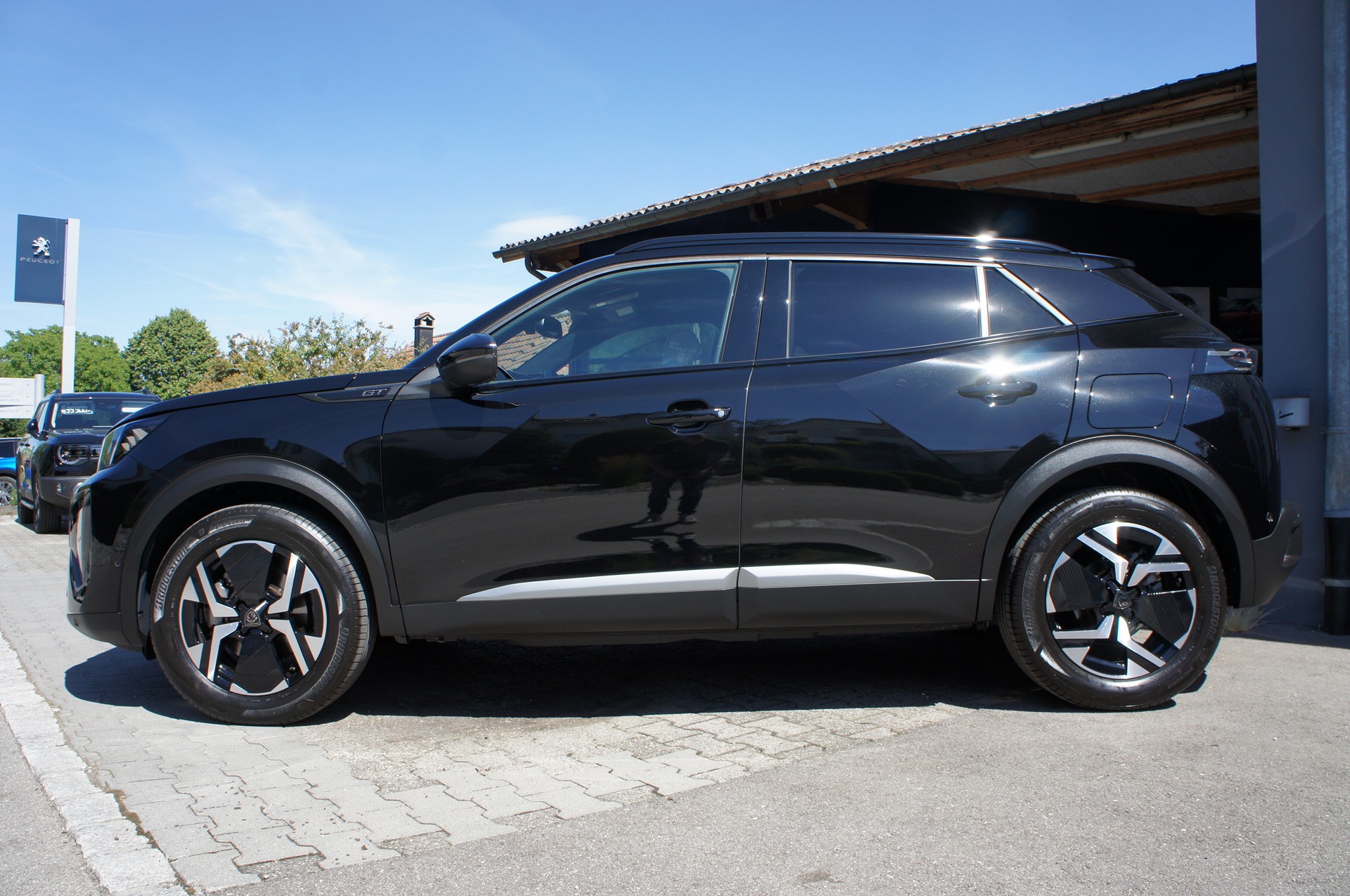 PEUGEOT 2008 1.2 Hybrid 145 MHEV GT-showroom-element-1