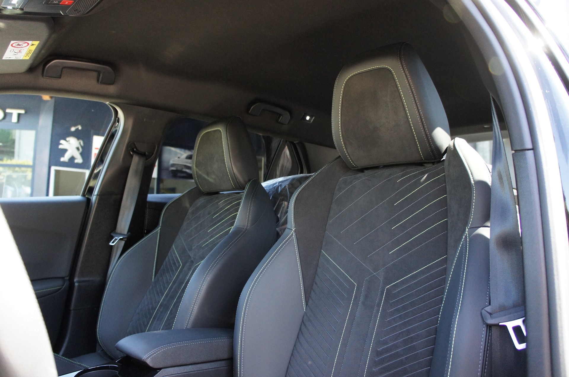 PEUGEOT 2008 1.2 Hybrid 145 MHEV GT-image-14