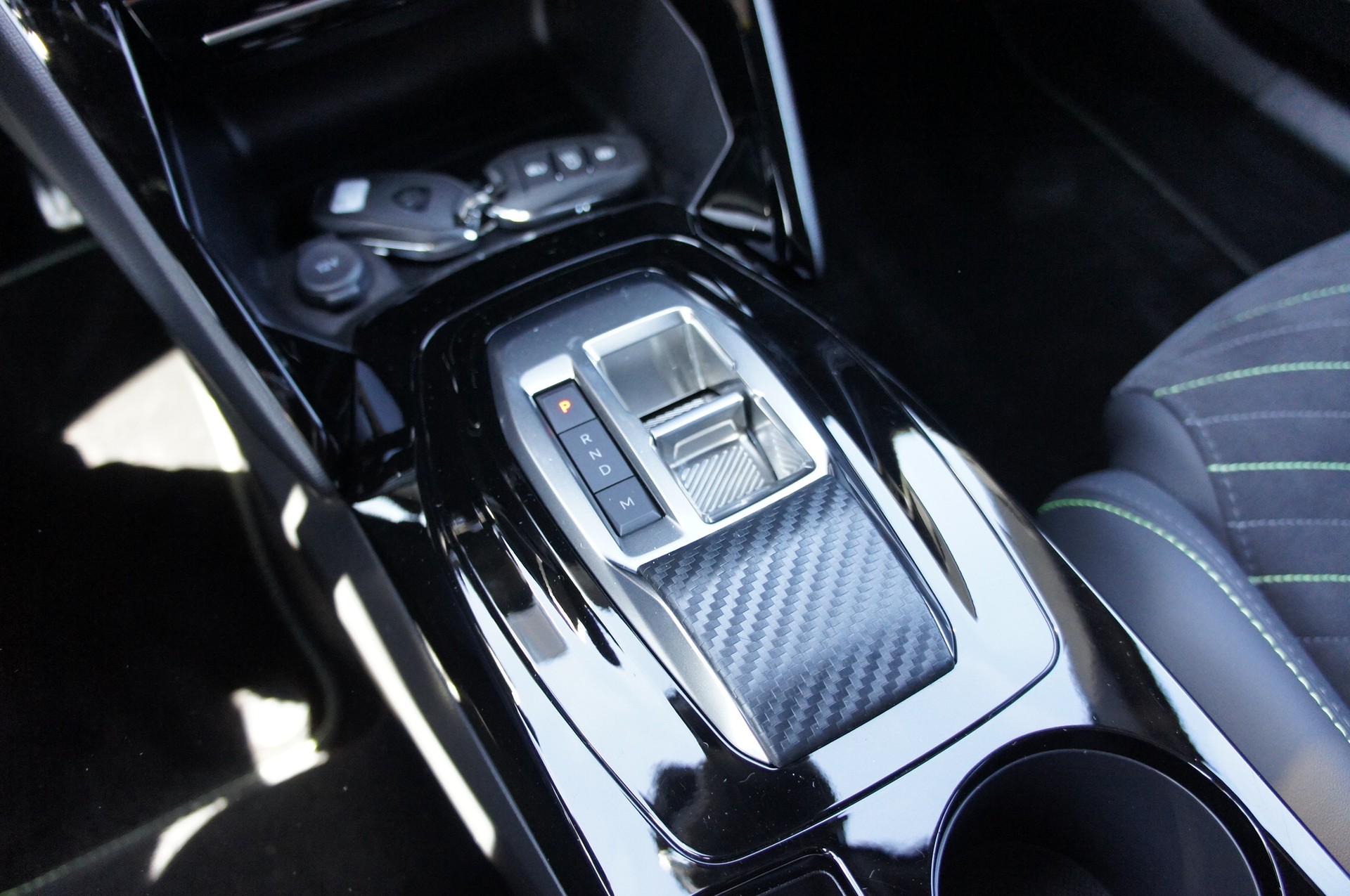 PEUGEOT 2008 1.2 Hybrid 145 MHEV GT-image-15