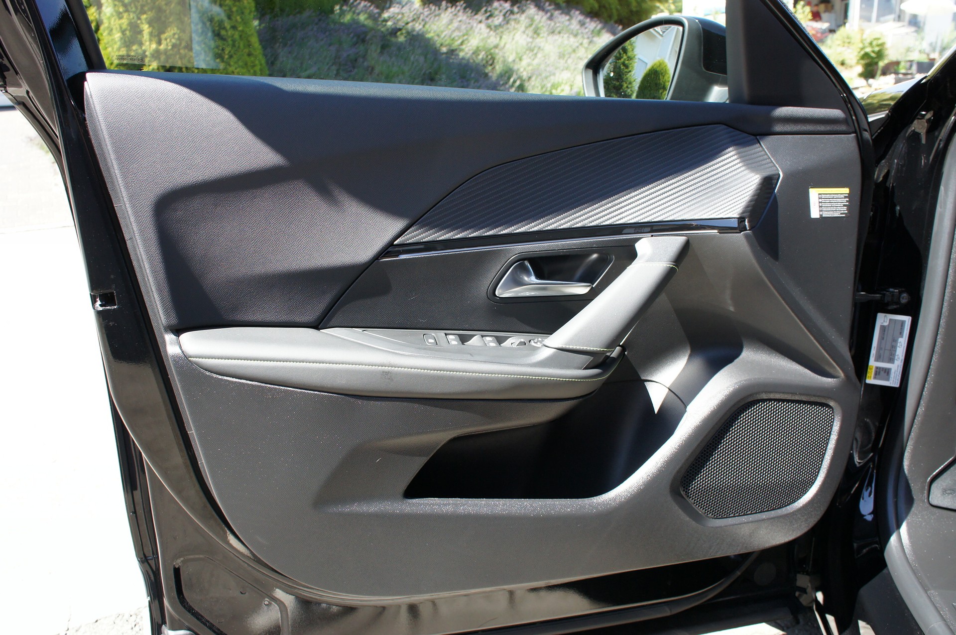 PEUGEOT 2008 1.2 Hybrid 145 MHEV GT-image-10