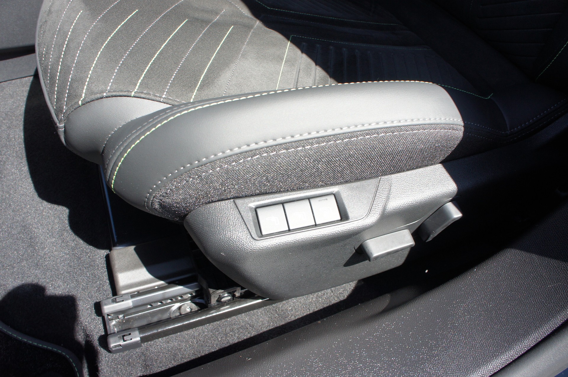 PEUGEOT 2008 1.2 Hybrid 145 MHEV GT-image-12