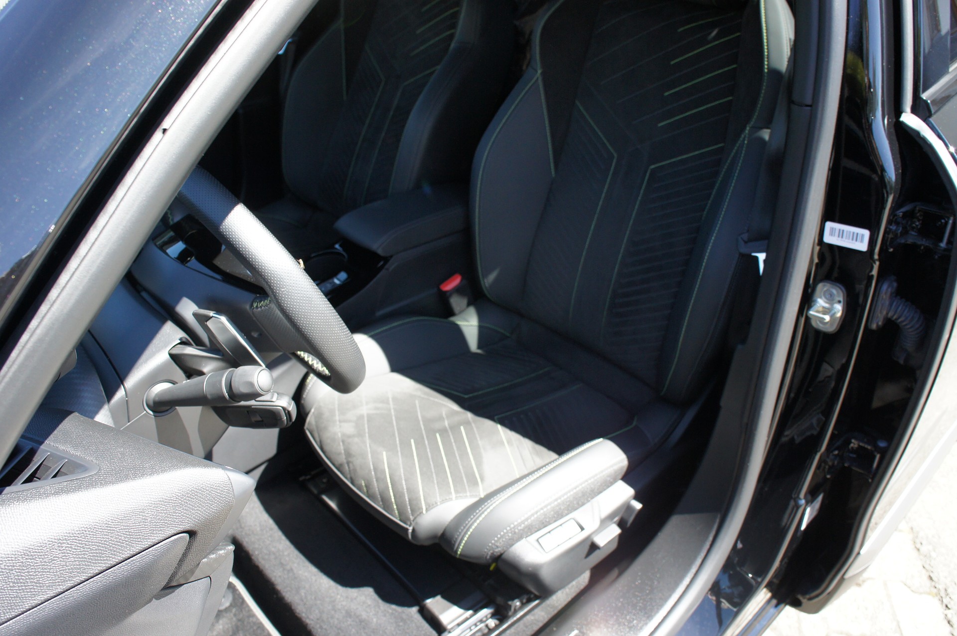 PEUGEOT 2008 1.2 Hybrid 145 MHEV GT-image-13