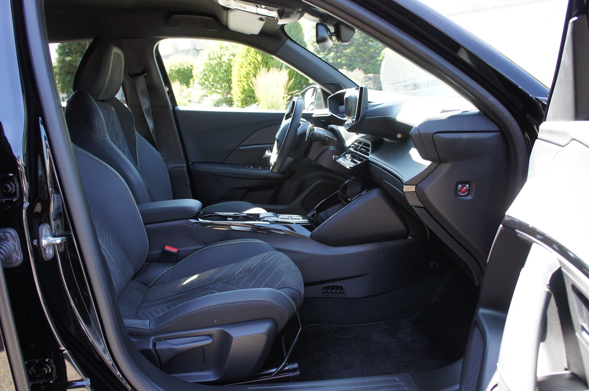 PEUGEOT 2008 1.2 Hybrid 145 MHEV GT-image-7