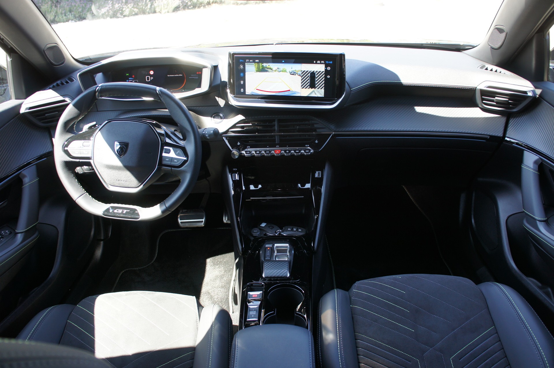 PEUGEOT 2008 1.2 Hybrid 145 MHEV GT-image-8