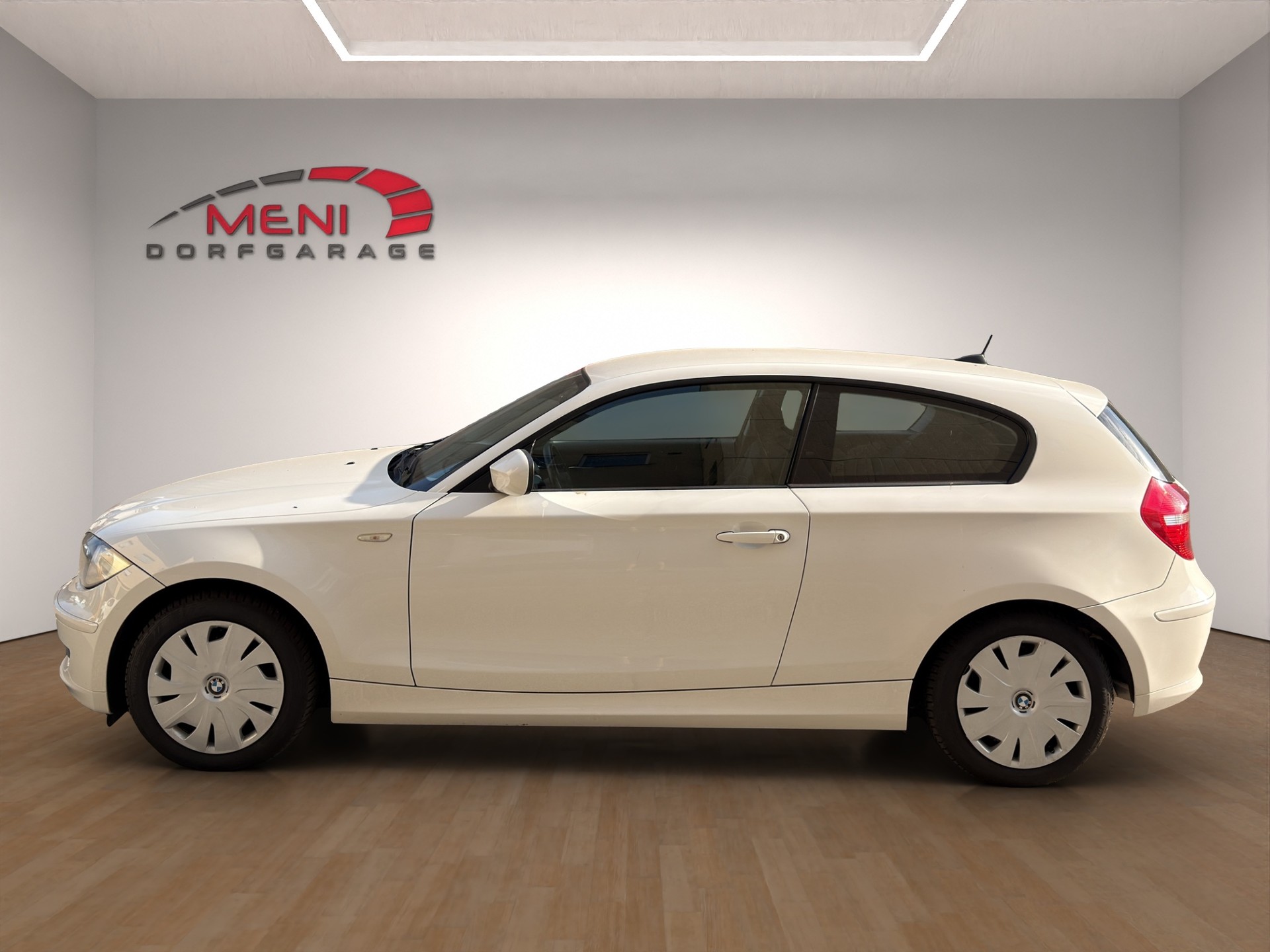 BMW 118i Dynamic Edition Steptronic-image-3