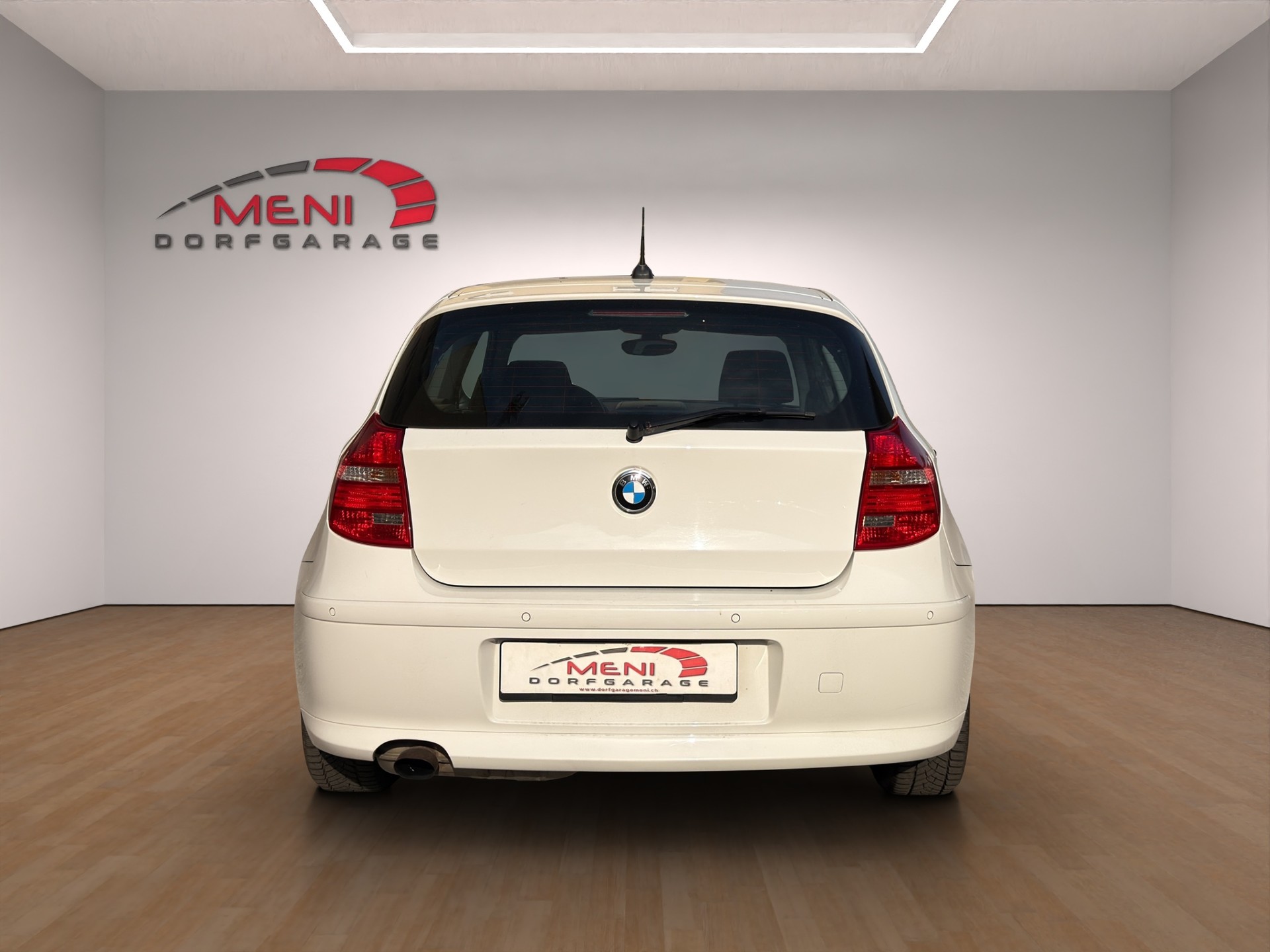 BMW 118i Dynamic Edition Steptronic-image-5