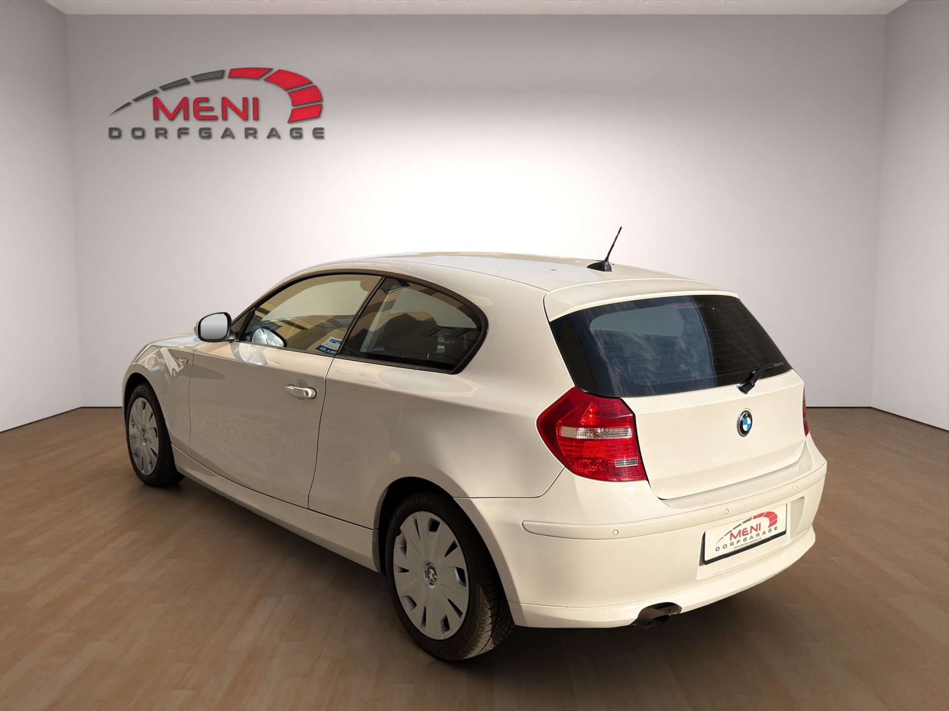 BMW 118i Dynamic Edition Steptronic-image-4