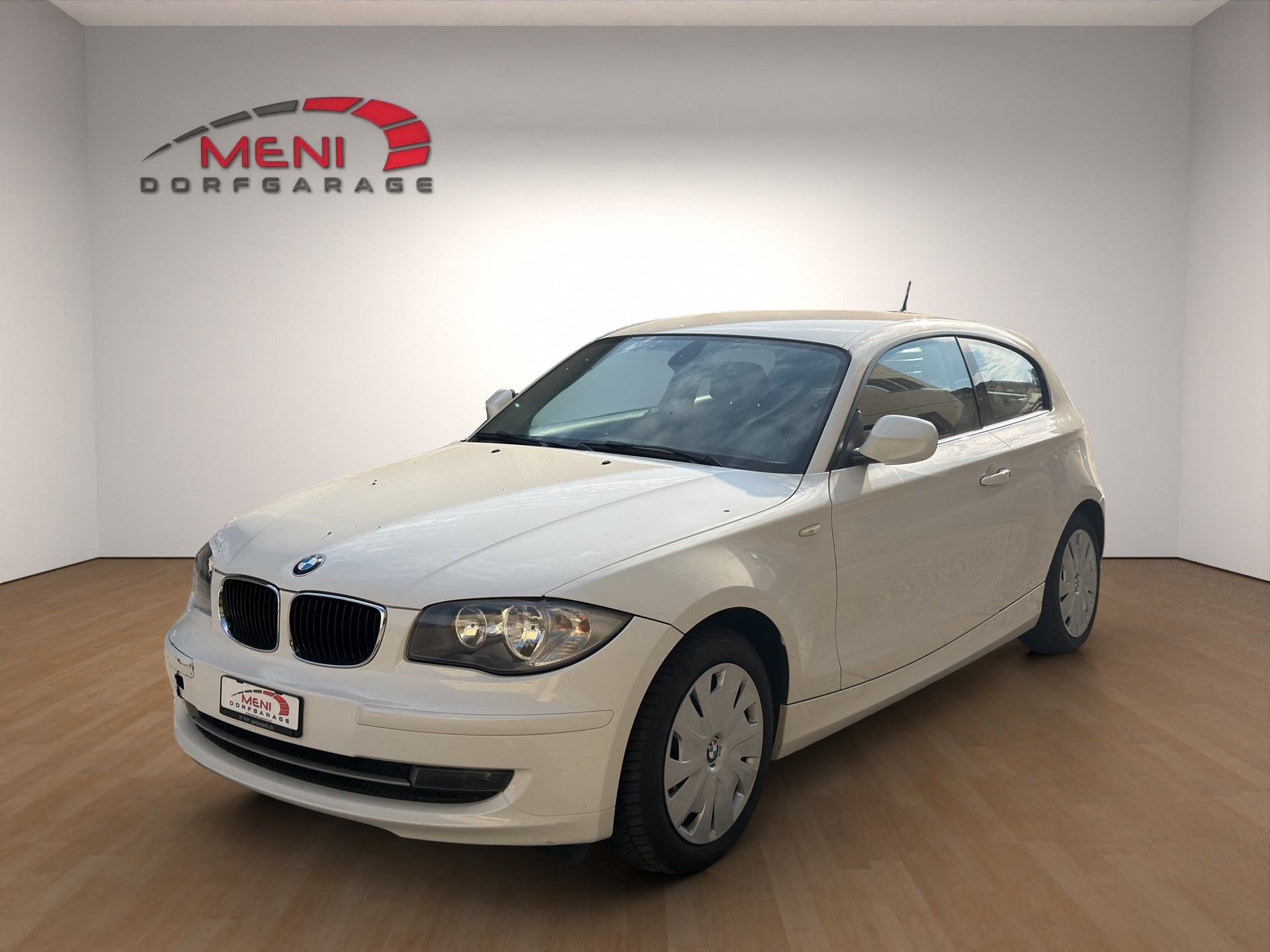 BMW 118i Dynamic Edition Steptronic-image-2