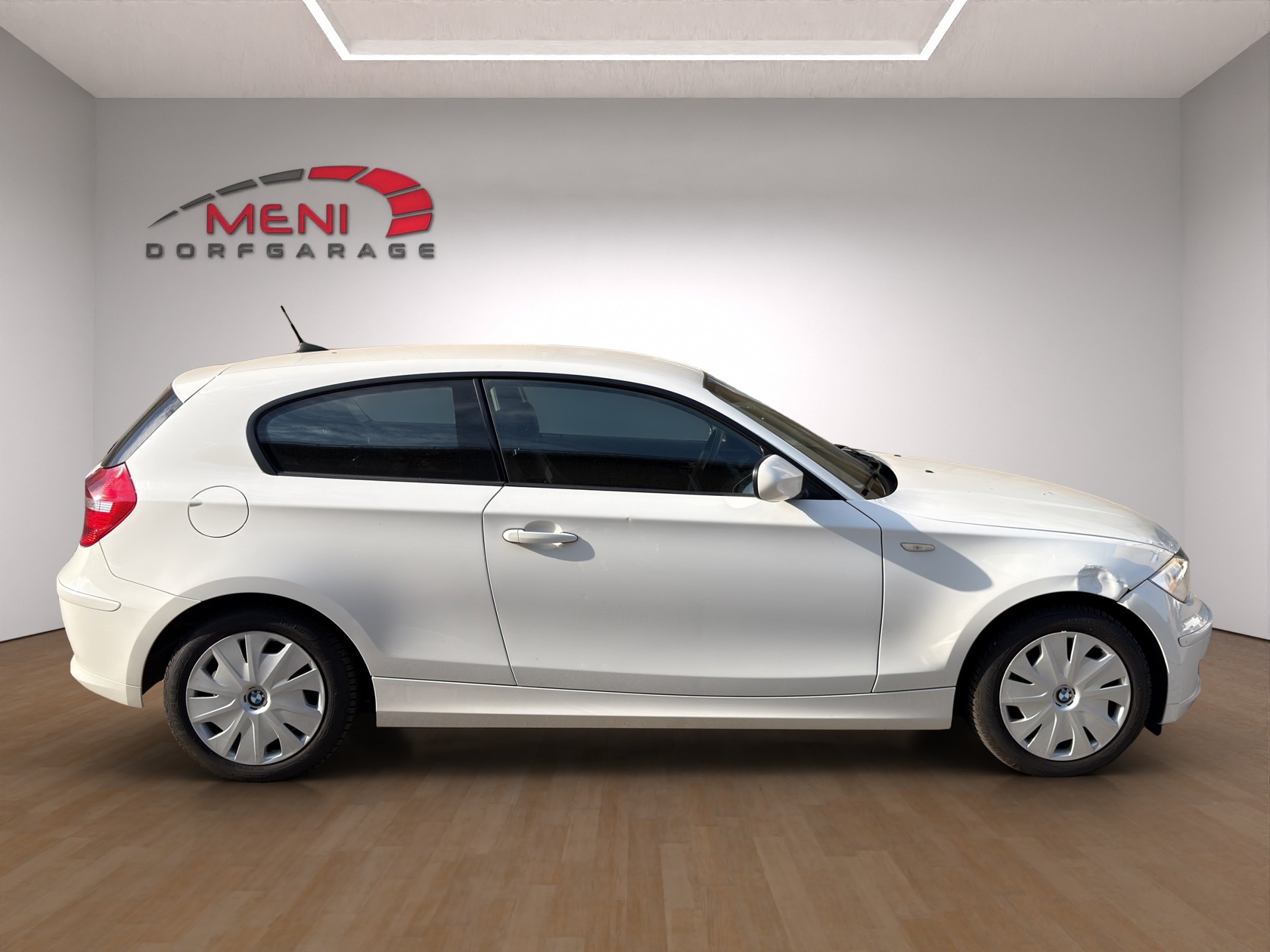 BMW 118i Dynamic Edition Steptronic-image-7
