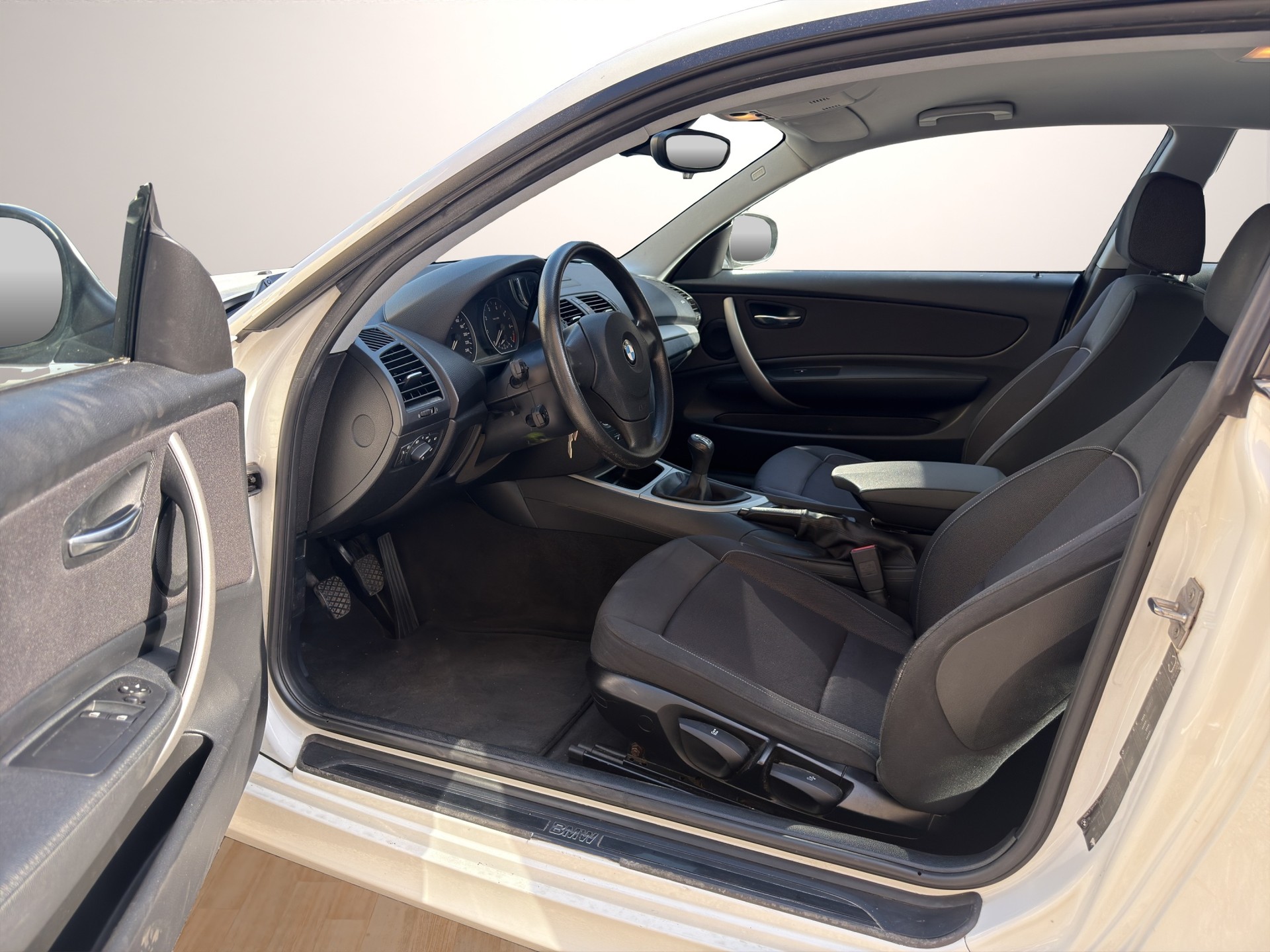 BMW 118i Dynamic Edition Steptronic-image-8