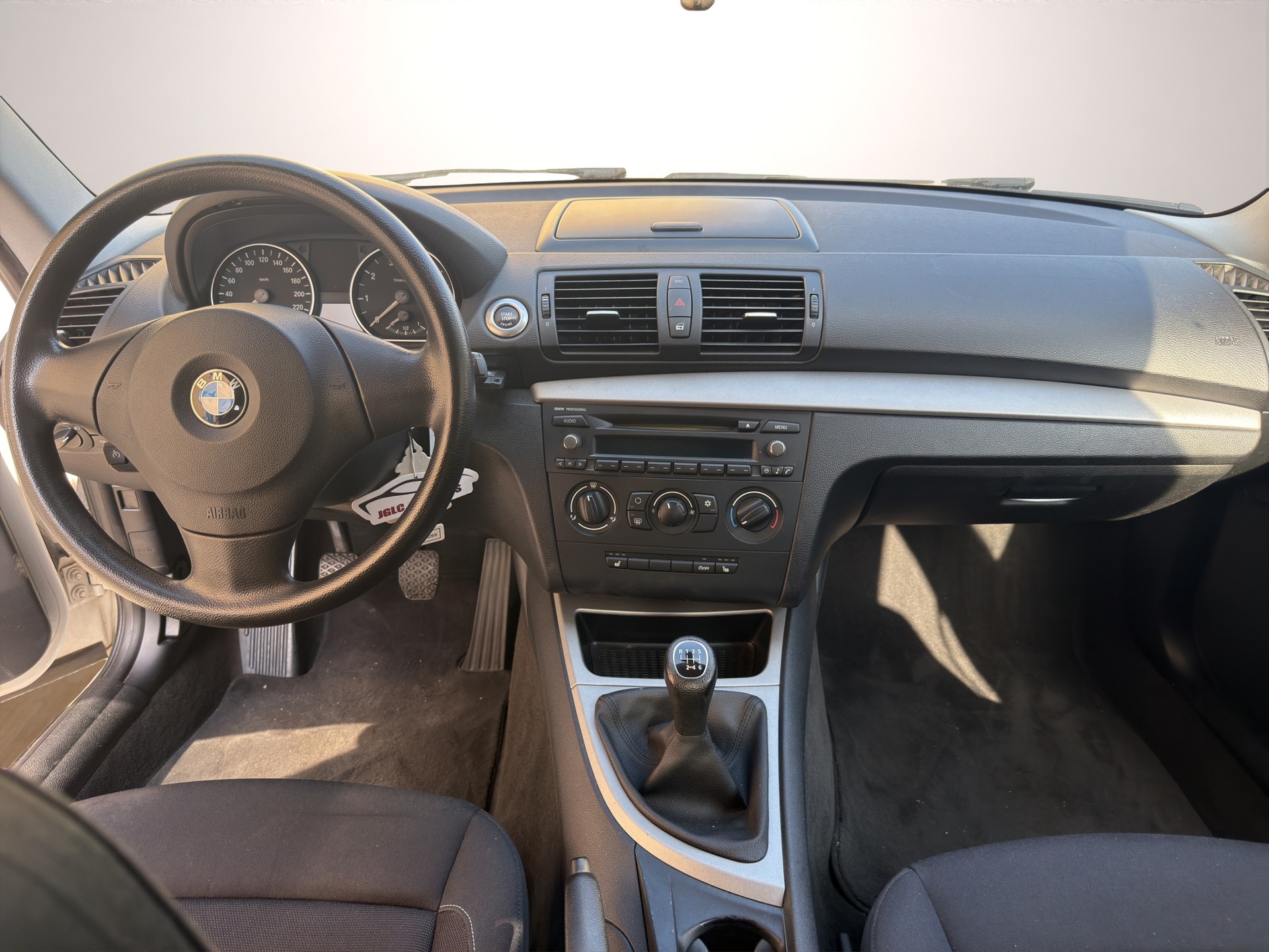 BMW 118i Dynamic Edition Steptronic-image-12