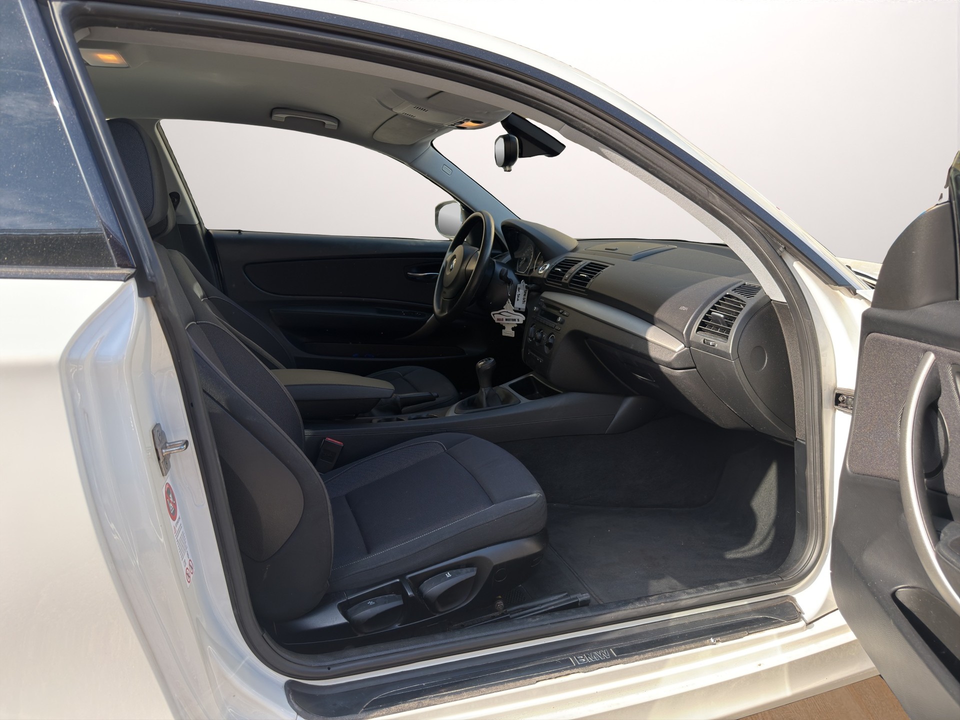BMW 118i Dynamic Edition Steptronic-image-13