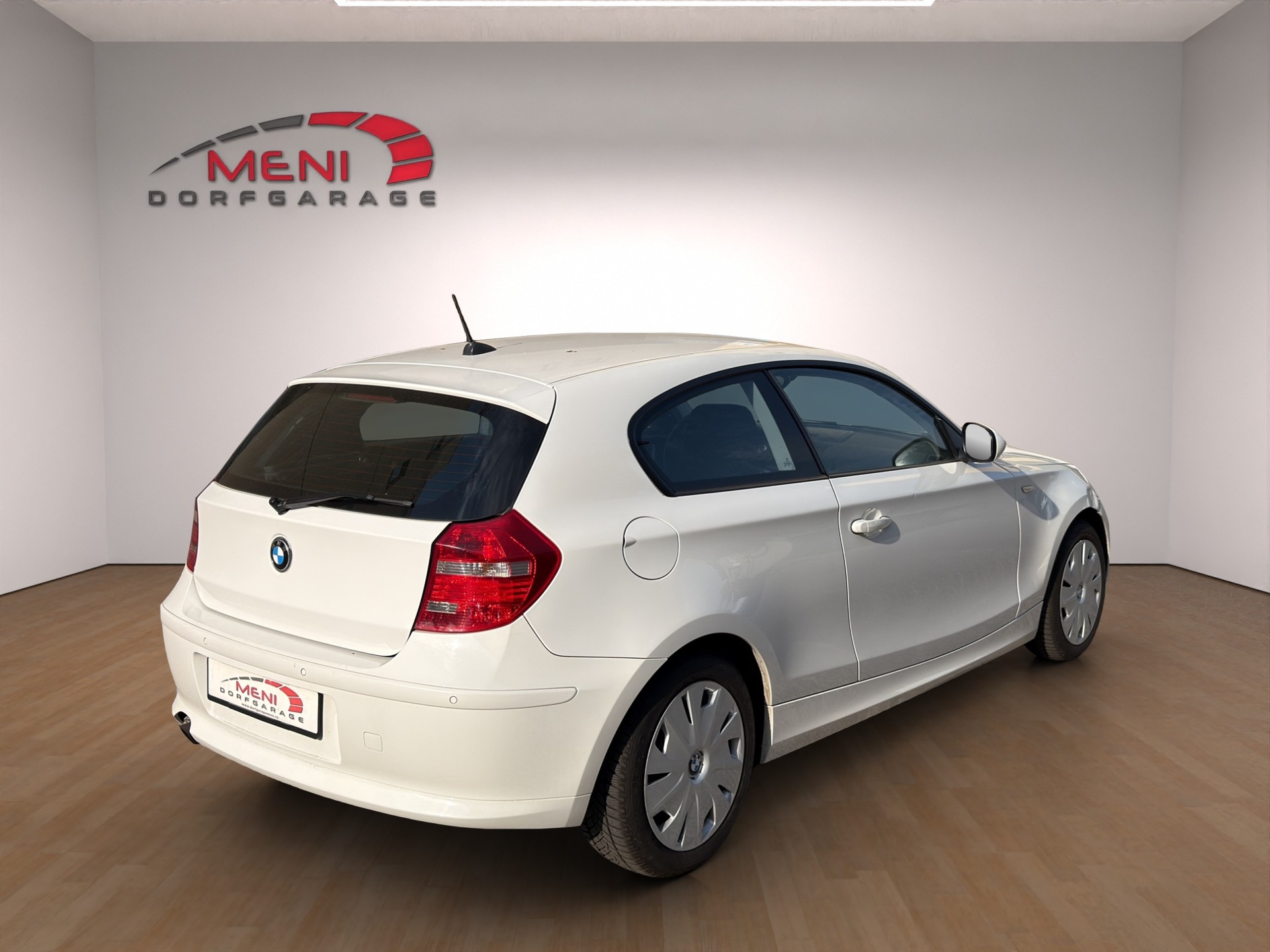 BMW 118i Dynamic Edition Steptronic-image-6