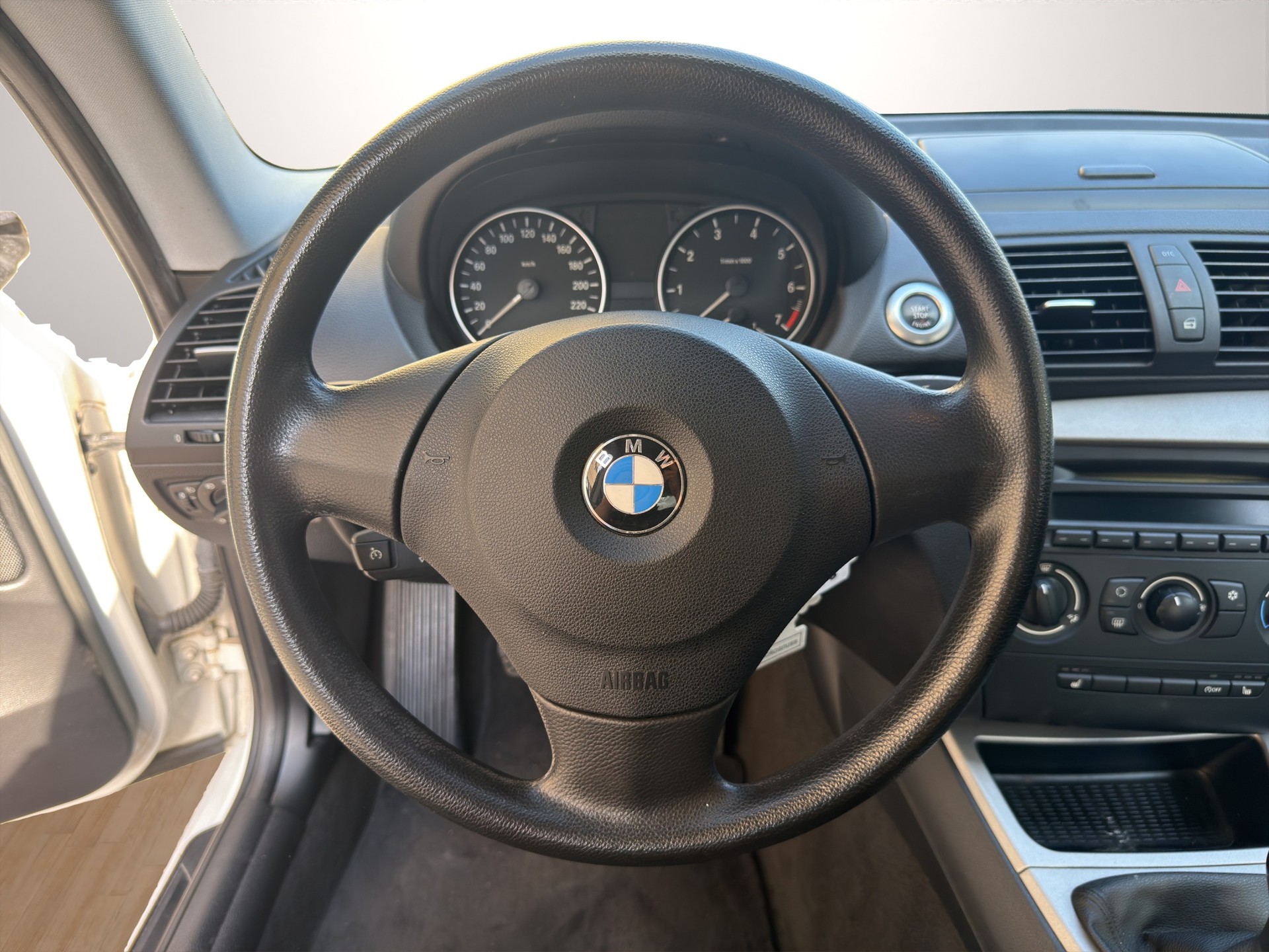 BMW 118i Dynamic Edition Steptronic-image-9
